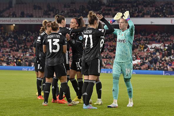 LONDON, ENGLAND - DECEMBER 07: Juventus Women players encourage one and another during the UEFA Women\\'s Champions League group C match between Arsenal  and Juventus at Emirates Stadium on December 07, 2022 in London, England. (Photo by Filippo Alfero - Juventus FC/Juventus FC via Getty Images)