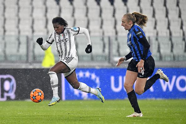 TURIN, ITALY - DECEMBER 15: Lineth Beerensteyn of Juventus Women is challenged by Irina Pando of Zurich during the UEFA Women's Champions League group C match between Juventus and FC Zürich at Allianz Stadium on December 15, 2022 in Turin, Italy. (Photo by Filippo Alfero - Juventus FC/Juventus FC via Getty Images)