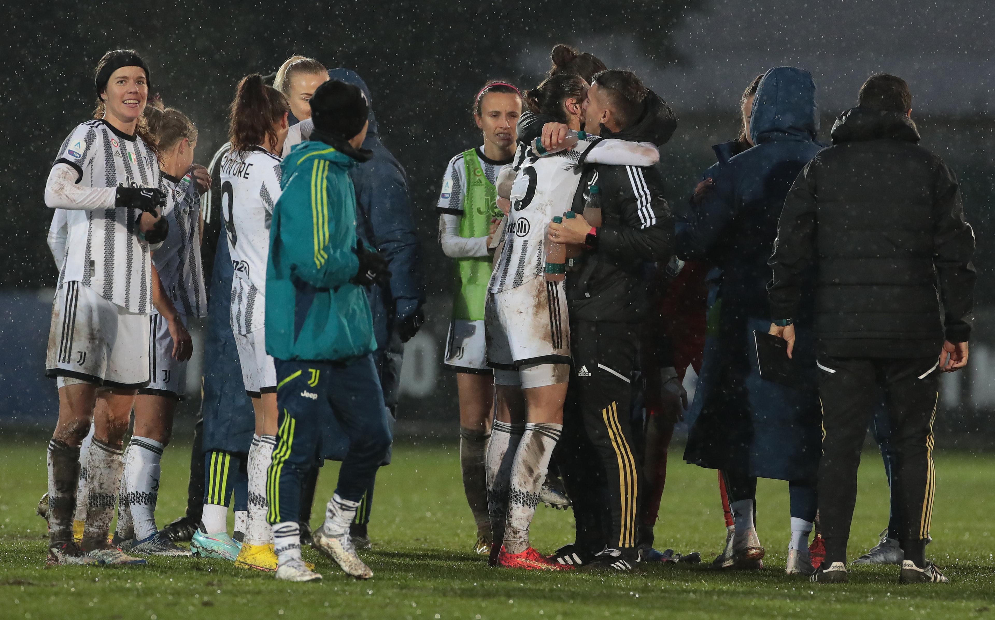SESTO SAN GIOVANNI, ITALY - DECEMBER 03: Juventus players celebrate victory at the end of the Women Serie A match between FC Internazionale and Juventus at Stadio Breda on December 03, 2022 in Sesto San Giovanni, Italy. (Photo by Emilio Andreoli/Getty Images)