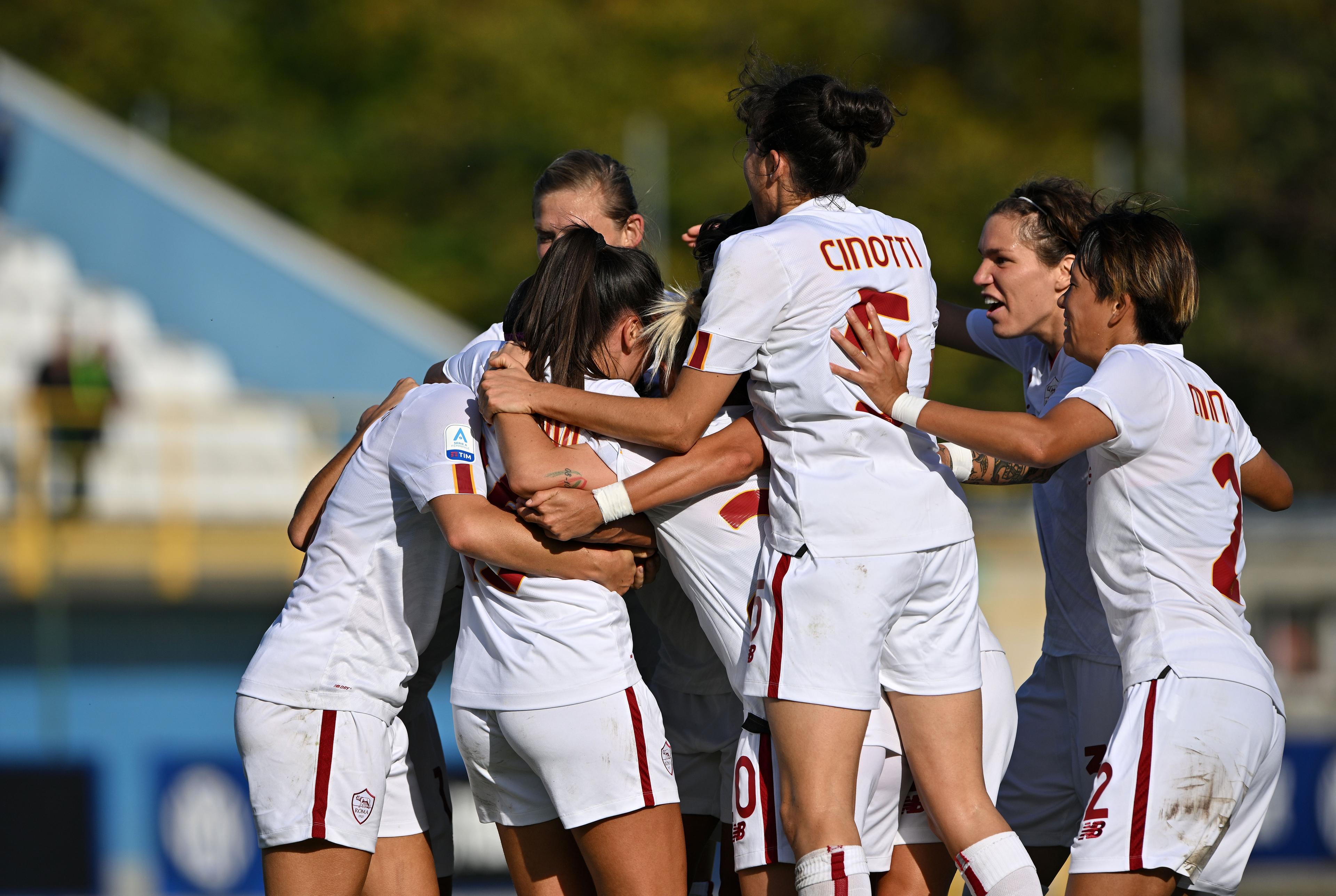 SESTO SAN GIOVANNI, ITALY - OCTOBER 29: Annamaria Serturini of AS Roma celebrates goal with teammates during the Women Serie A match between FC Internazionale and AS Roma at Stadio Breda on October 29, 2022 in Sesto San Giovanni, Italy. (Photo by Chris Ricco/Getty Images)