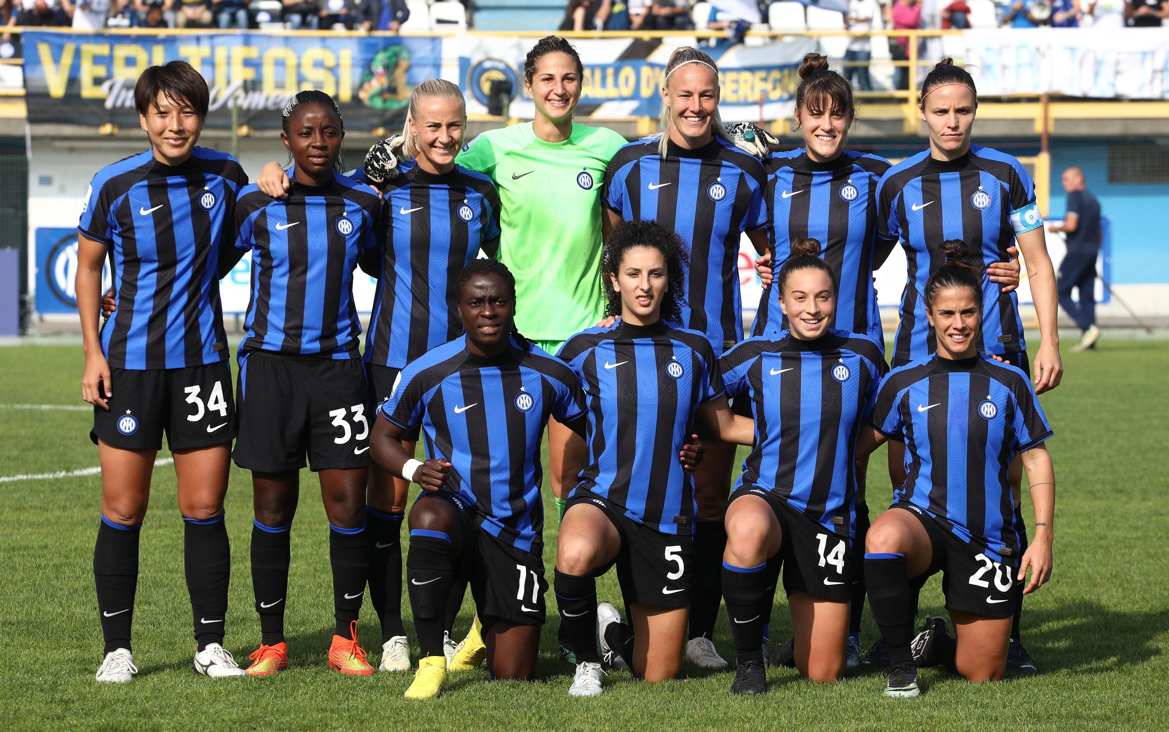 SESTO SAN GIOVANNI, ITALY - OCTOBER 15: FC Internazionale team line up before the Serie A Timvision match between FC Internazionale Women and AC Milan Women at Stadio Breda on October 15, 2022 in Sesto San Giovanni, Italy. (Photo by Marco Luzzani/Getty Images)
