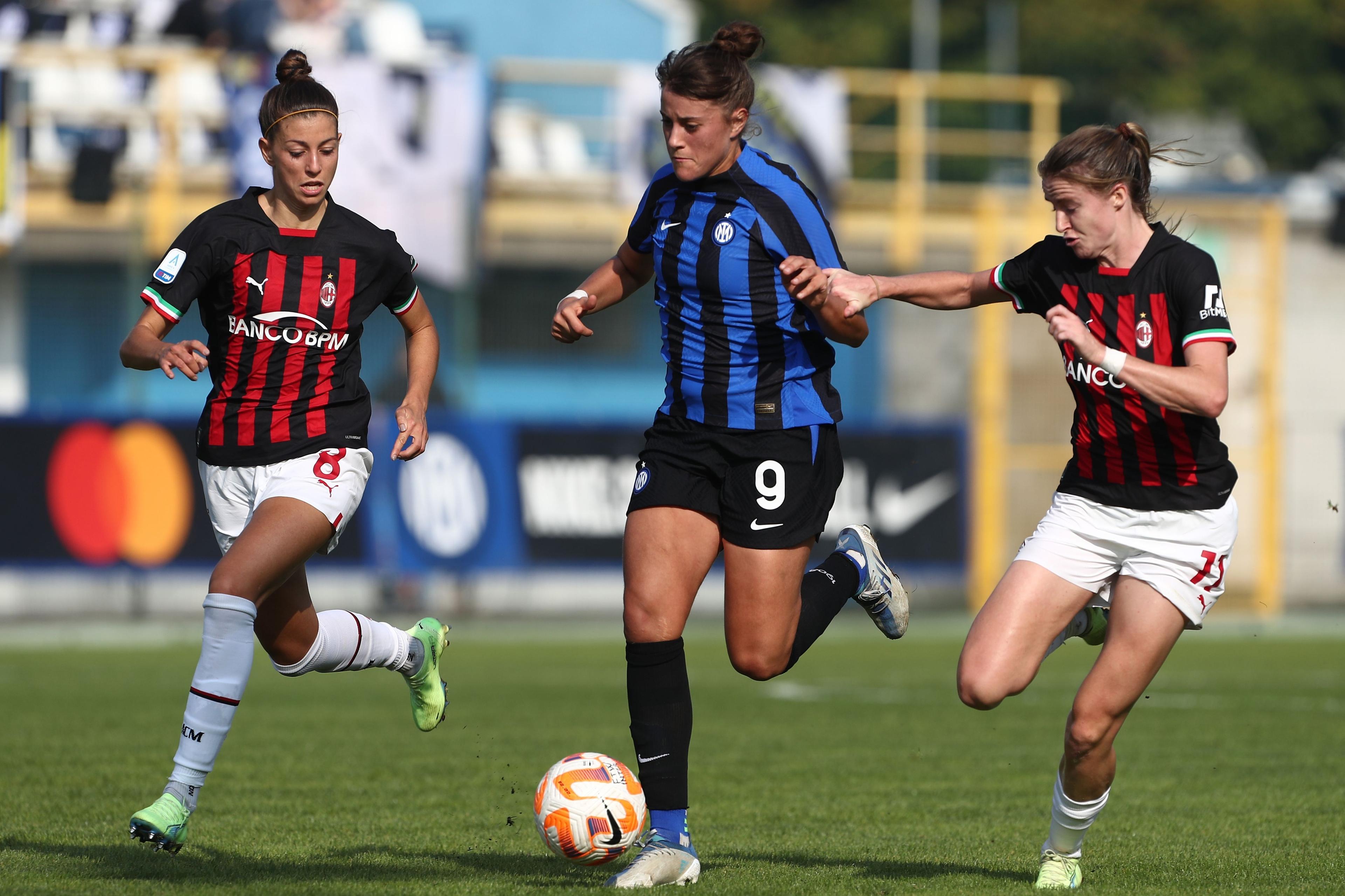 SESTO SAN GIOVANNI, ITALY - OCTOBER 15: Elisa Polli (C) of FC Internazionale is challenged by Greta Adami (L) and Christy Grimshaw (R) of AC Milan during the Serie A Timvision match between FC Internazionale Women and AC Milan Women at Stadio Breda on October 15, 2022 in Sesto San Giovanni, Italy. (Photo by Marco Luzzani/Getty Images)