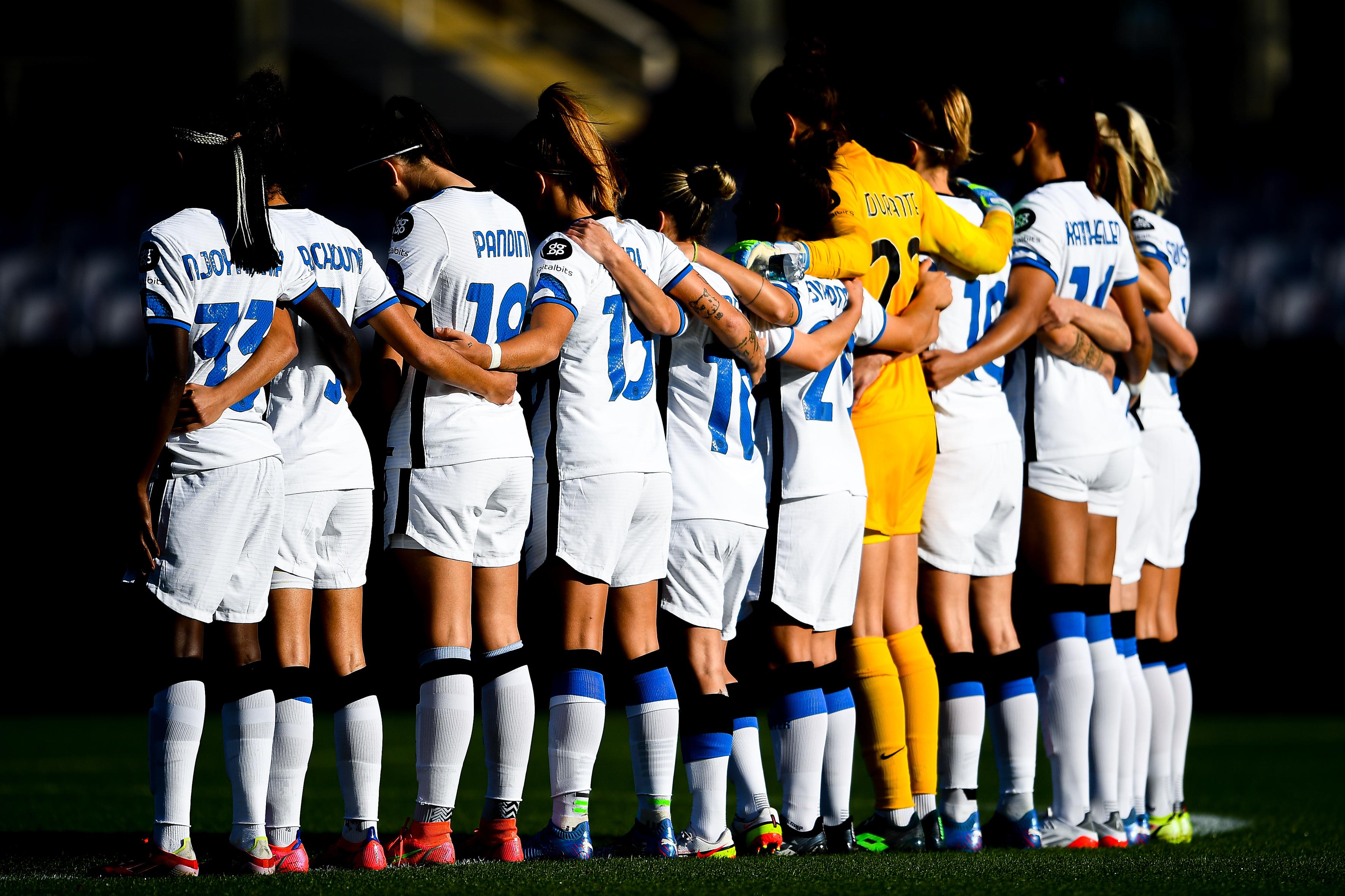 FLORENCE, ITALY - NOVEMBER 6: Players of Inter pay honour to the memory of Vittoria Campo player of Palermo before the Women Serie A match between ACF Fiorentina and FC Internazionale at Stadio Artemio Franchi on November 6, 2021 in Florence, Italy. (Photo by Getty Images)
