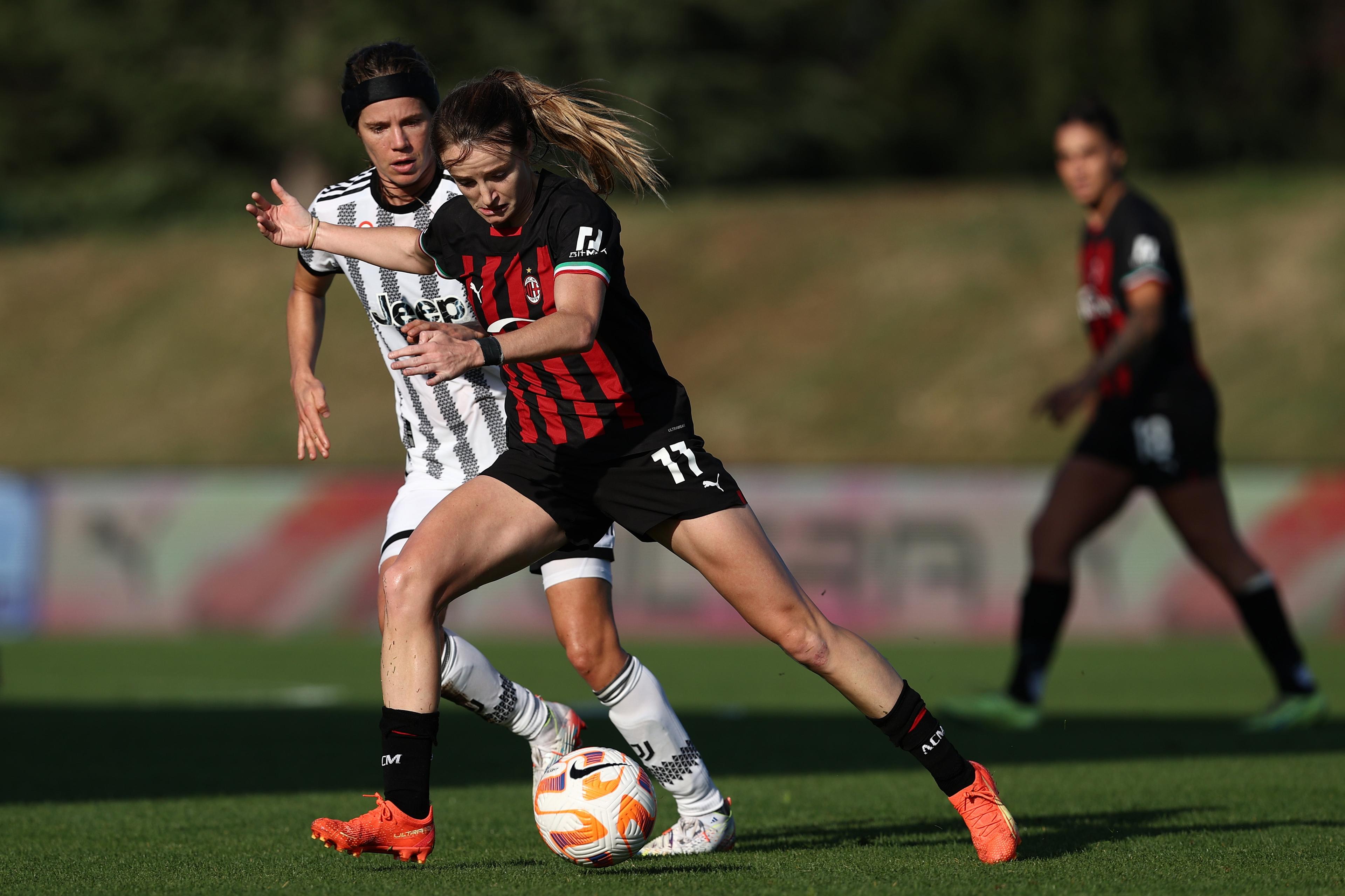 ZANICA, ITALY - OCTOBER 22: Christy Grimshaw of AC Milan is challenged by Sofie Junge Pedersen of Juventus FC during the Women Serie A match between AC Milan and Juventus at AlbinoLeffe Stadium on October 22, 2022 in Zanica, Italy. (Photo by Francesco Scaccianoce/Getty Images)
