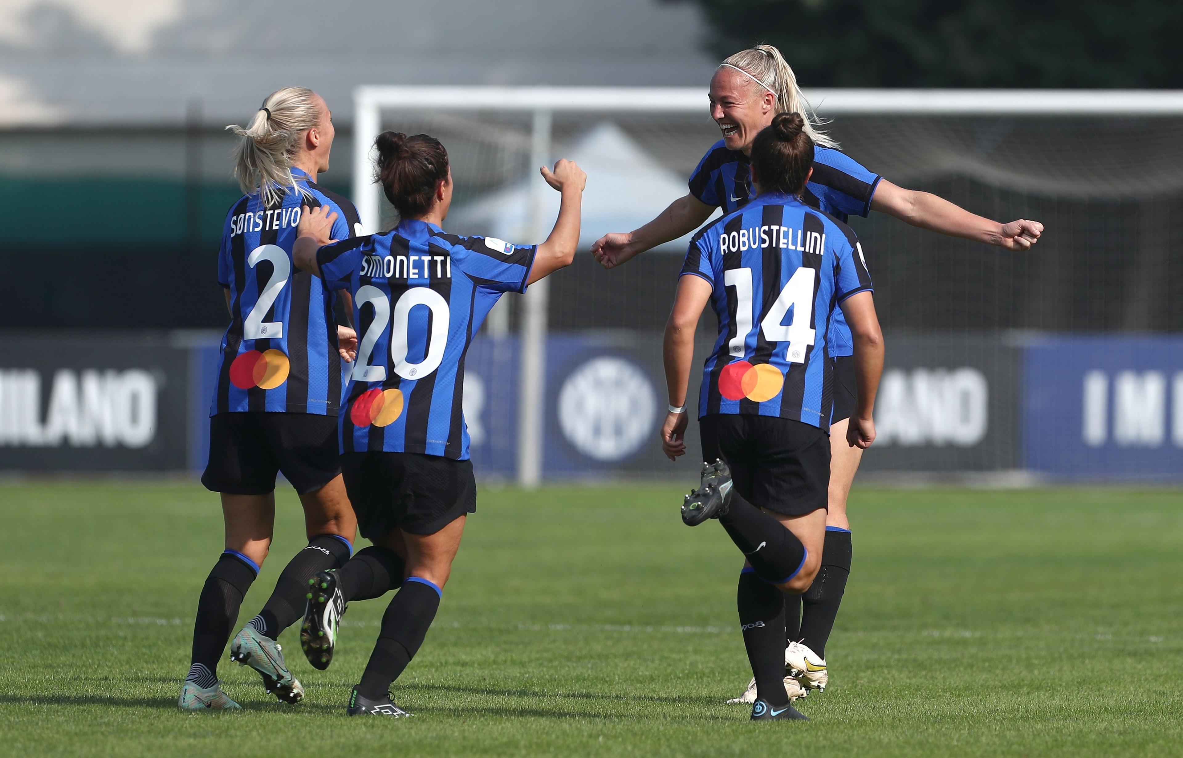 SESTO SAN GIOVANNI, ITALY - OCTOBER 15: Stefanie Van Der Gragt of FC Internazionale celebrates with her team-mates after scoring the opening goal during the Serie A Timvision match between FC Internazionale Women and AC Milan Women at Stadio Breda on October 15, 2022 in Sesto San Giovanni, Italy. (Photo by Marco Luzzani/Getty Images)