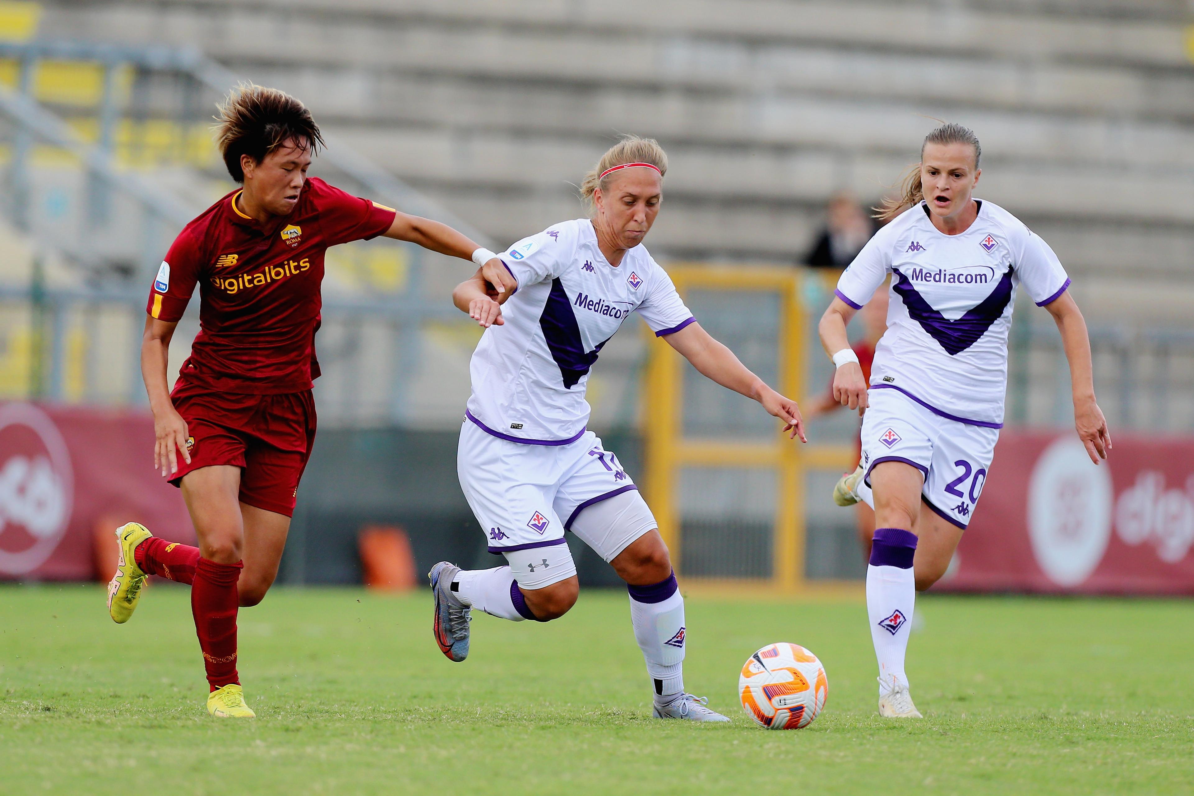 ROME, ITALY - SEPTEMBER 24: Moeka Minami of AS Roma competes for the ball with Zsanett Kajaz of ACF Fiorentina during the Women Serie A match between AS Roma women and ACF Fiorentina women at Stadio Tre Fontane on September 24, 2022 in Rome, Italy. (Photo by Paolo Bruno/Getty Images) *** Local Caption *** Moeka Minami; Zsanett Kajaz