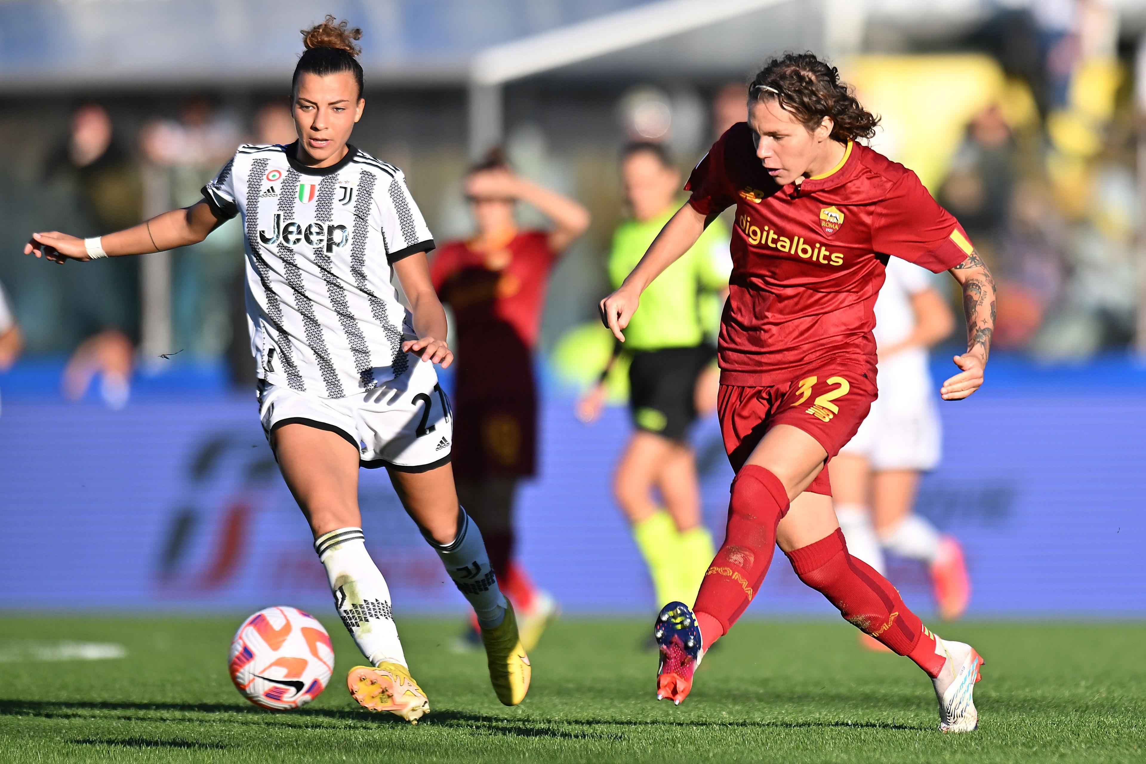 PARMA, ITALY - NOVEMBER 05: Elena Linari of AS Roma women competes for the ball with Arianna Caruso of Juventus Women during the Italian Women's Super Cup match between Juventus and AS Roma on November 05, 2022 in Parma, Italy. (Photo by Alessandro Sabattini/Getty Images)