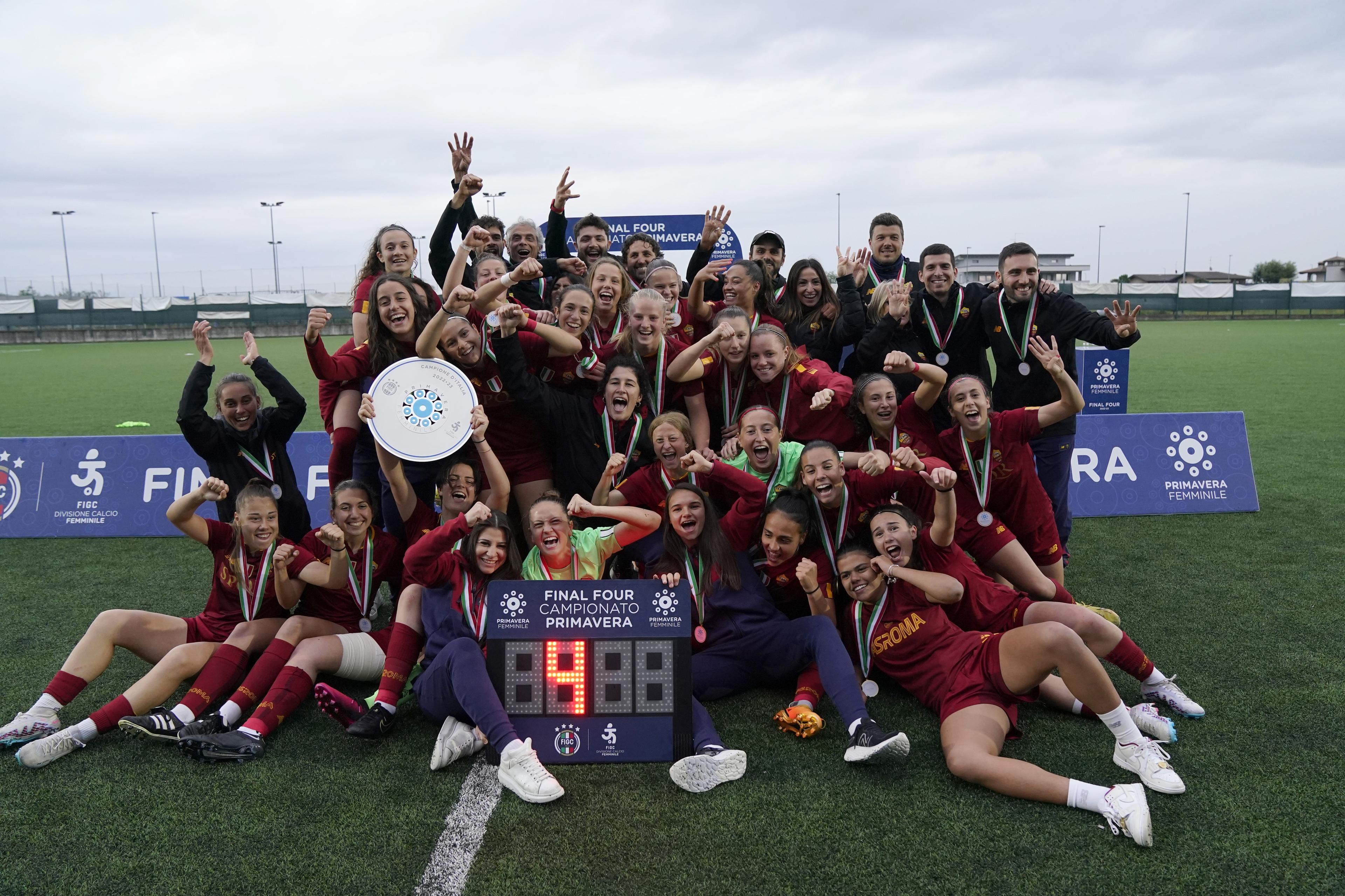 COLOGNO AL SERIO, ITALY - MAY 14: Players of AS Roma the celebrate the victory of the final at the end of the Women Final between Juventus U19 and AS Roma on May 14, 2023 in Cologno al Serio, Italy. (Photo by Pier Marco Tacca/Getty Images)