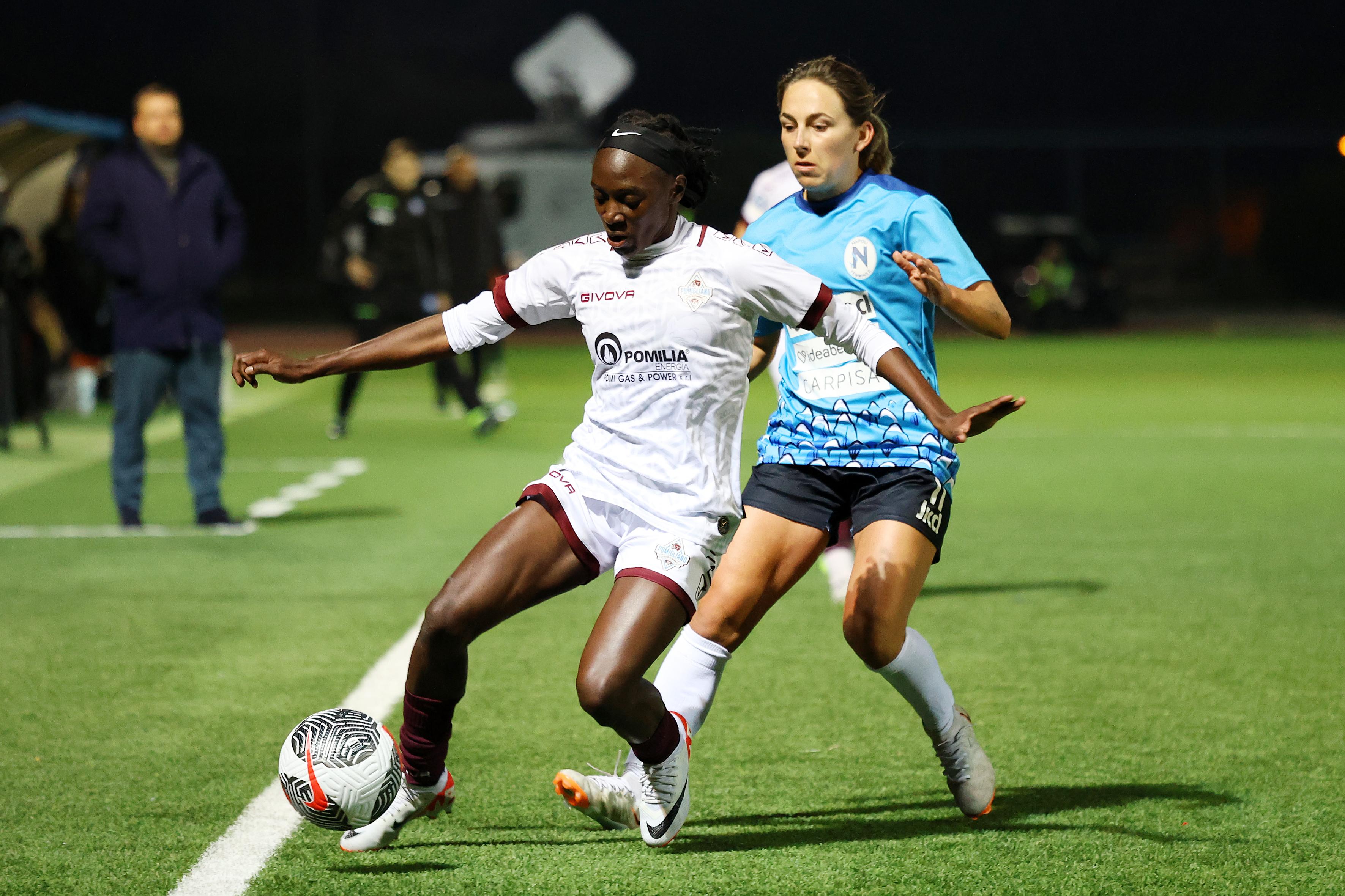 NAPLES, ITALY - FEBRUARY 15: Violah Nambi of Pomigliano battles for possession with Gina Chmielinksi of Napoli during the Women Serie A match between Napoli and Pomigliano on February 15, 2024 in Naples, Italy. (Photo by Francesco Pecoraro/Getty Images)