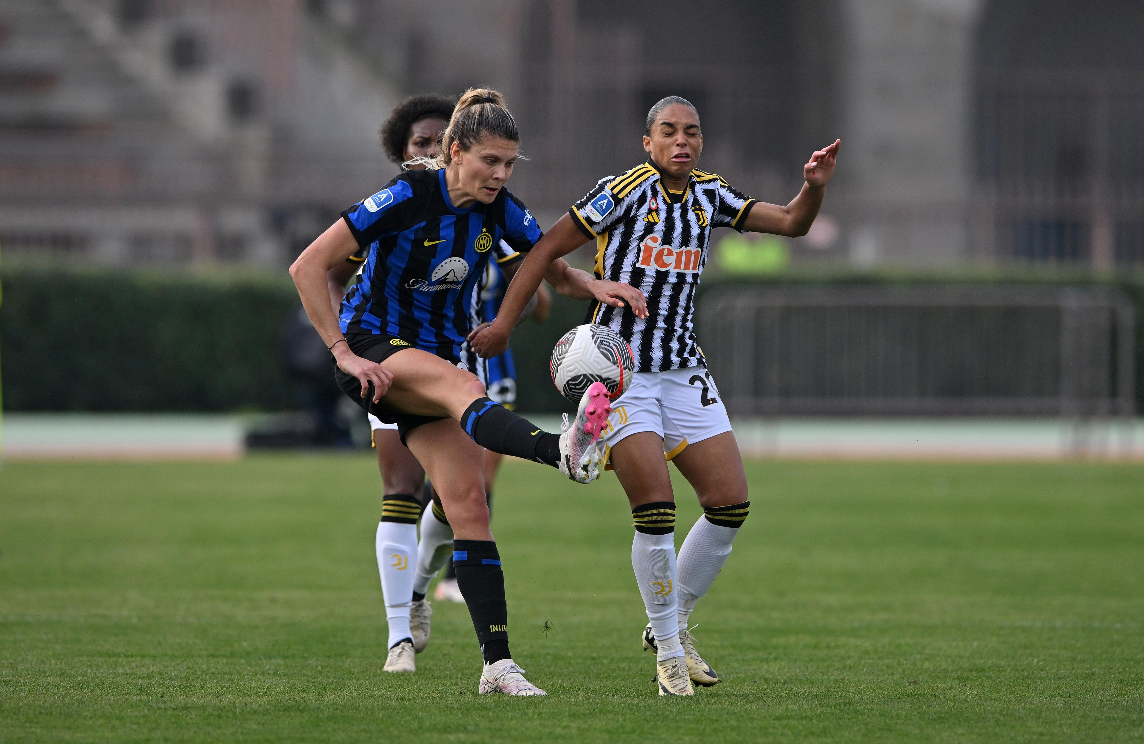 MILAN, ITALY - MARCH 17: Michela Cambiaghi of FC Internazionale battles for the ball with Estelle Cascarino of Juventus Women during the Women Serie A Playoffs match between FC Internazionale and Juventus at Arena Civica Gianni Brera on March 17, 2024 in Milan, Italy. (Photo by Chris Ricco/Getty Images)