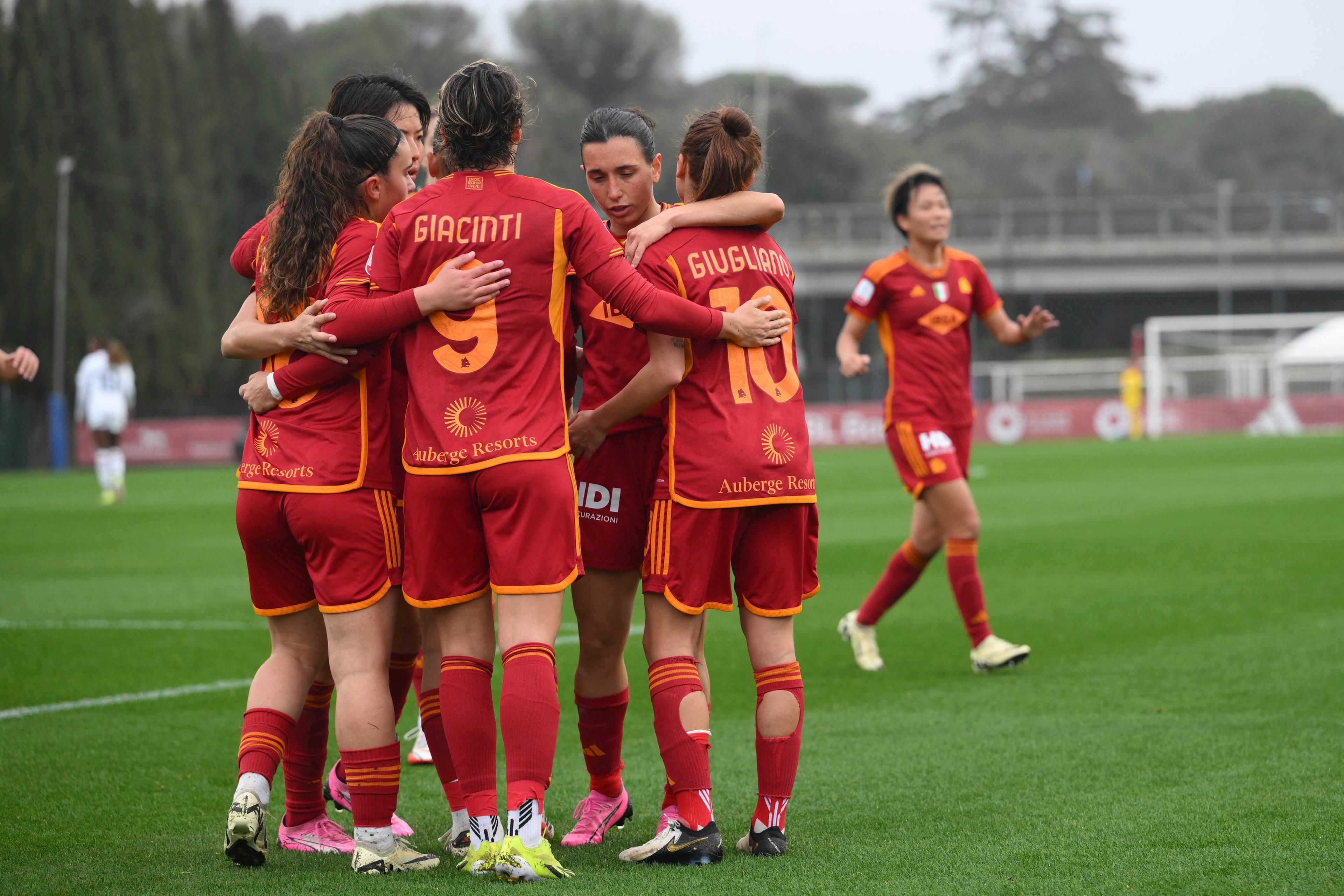 La Roma vince 5-2 la sfida del Tre Fontane con il Milan e centra la sua quarta finale: con la Fiorentina in palio il trofeo
