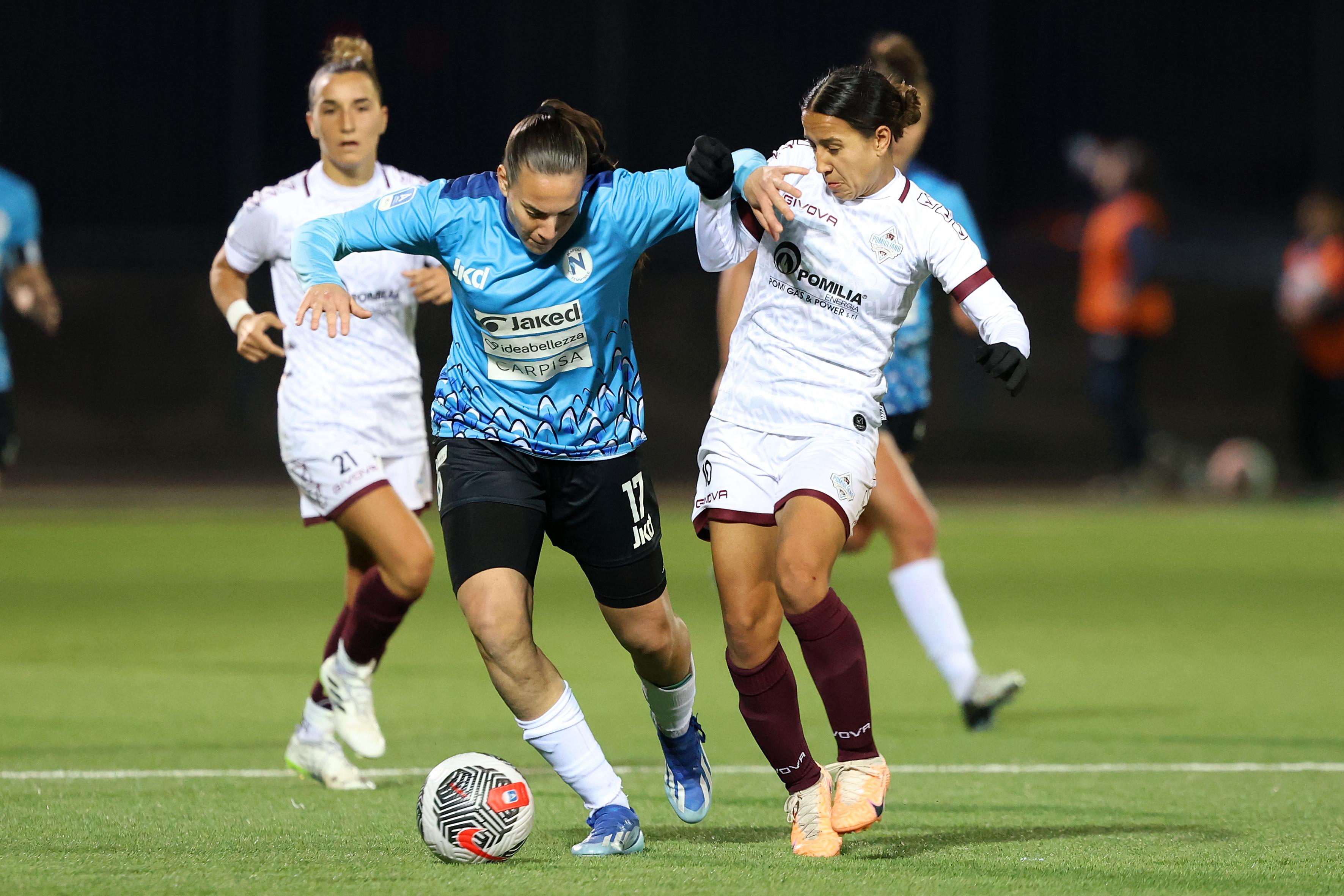 NAPLES, ITALY - FEBRUARY 15: Alice Corelli of Napoli battles for possession with Dalila Ippolito of Pomigliano during the Women Serie A match between Napoli and Pomigliano on February 15, 2024 in Naples, Italy. (Photo by Francesco Pecoraro/Getty Images)