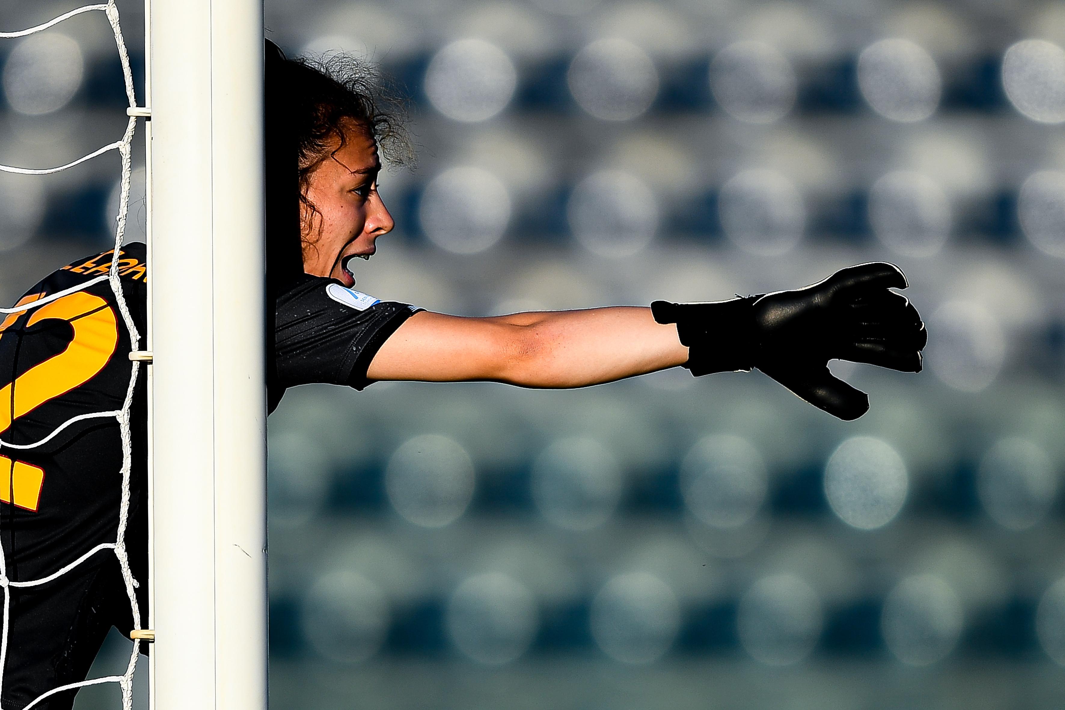 EMPOLI, ITALY - AUGUST 28: Camelia Caesar of Roma looks on during the Women Serie A match between Empoli FC and AS Roma at Stadio Carlo Castellani on August 28, 2021 in Empoli, Italy. (Photo by Getty Images)