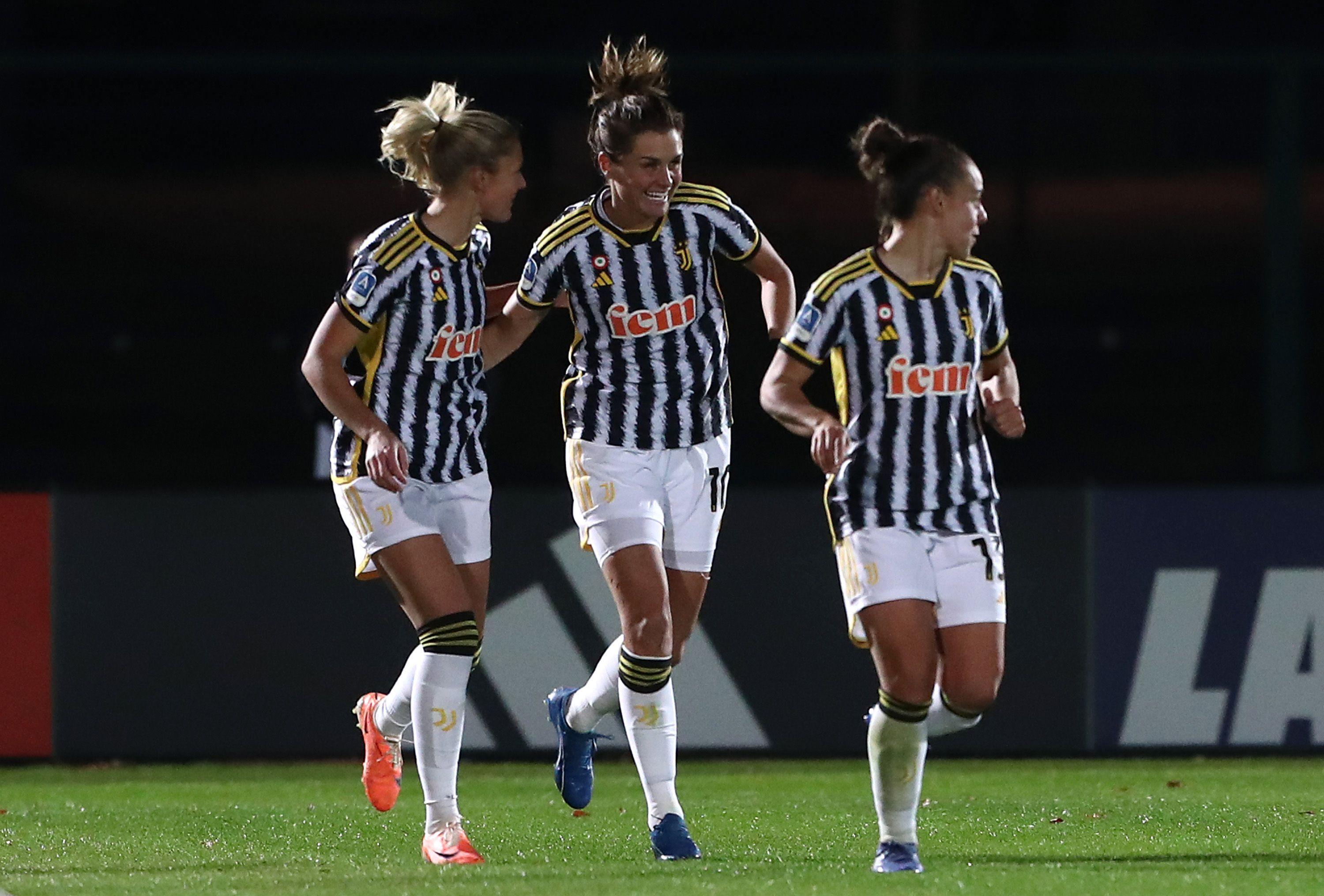 BIELLA, ITALY - NOVEMBER 19: Cristiana Girelli of Juventus celebrates her goal with her team-matesduring the Women Serie A eBay match between Juventus Women and FC Internazionale Women at Stadio Comunale Vittorio Pozzo Lamarmora on November 19, 2023 in Biella, Italy. (Photo by Marco Luzzani/Getty Images)
