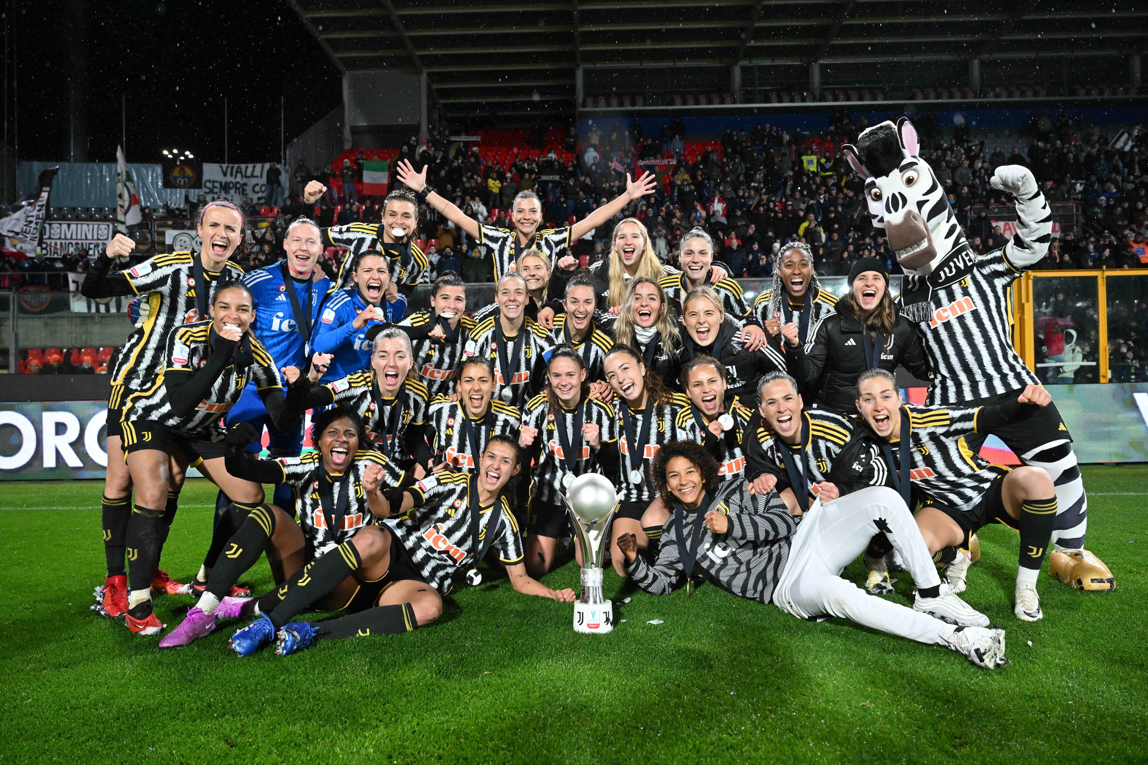 CREMONA, ITALY - JANUARY 07: Juventus Women's players celebrate after winning the Italian Women Super Cup at Stadio Giovanni Zini on January 07, 2024 in Cremona, Italy. (Photo by Marco M. Mantovani/Getty Images)