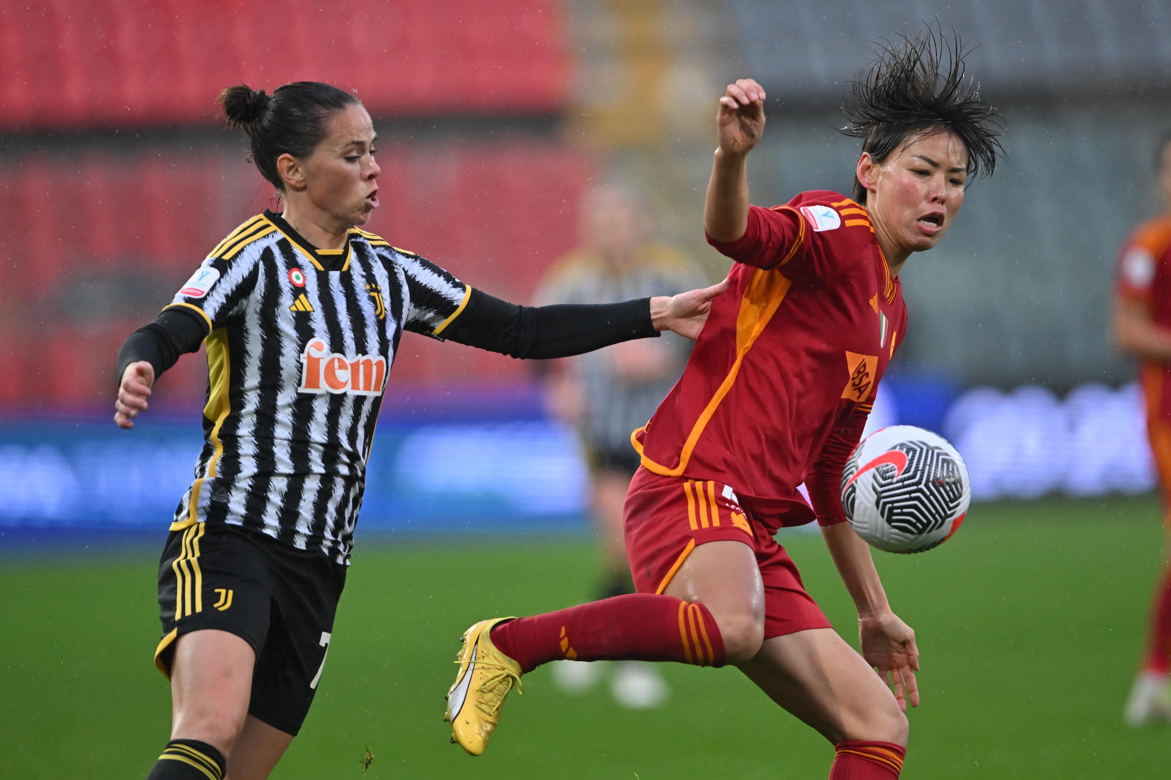 CREMONA, ITALY - JANUARY 07: Maelle Garbino of Juventus Woman and Saki Kumagai of AS Roma fight for the ball during the Italian Women Super Cup at Stadio Giovanni Zini on January 07, 2024 in Cremona, Italy. (Photo by Marco M. Mantovani/Getty Images)