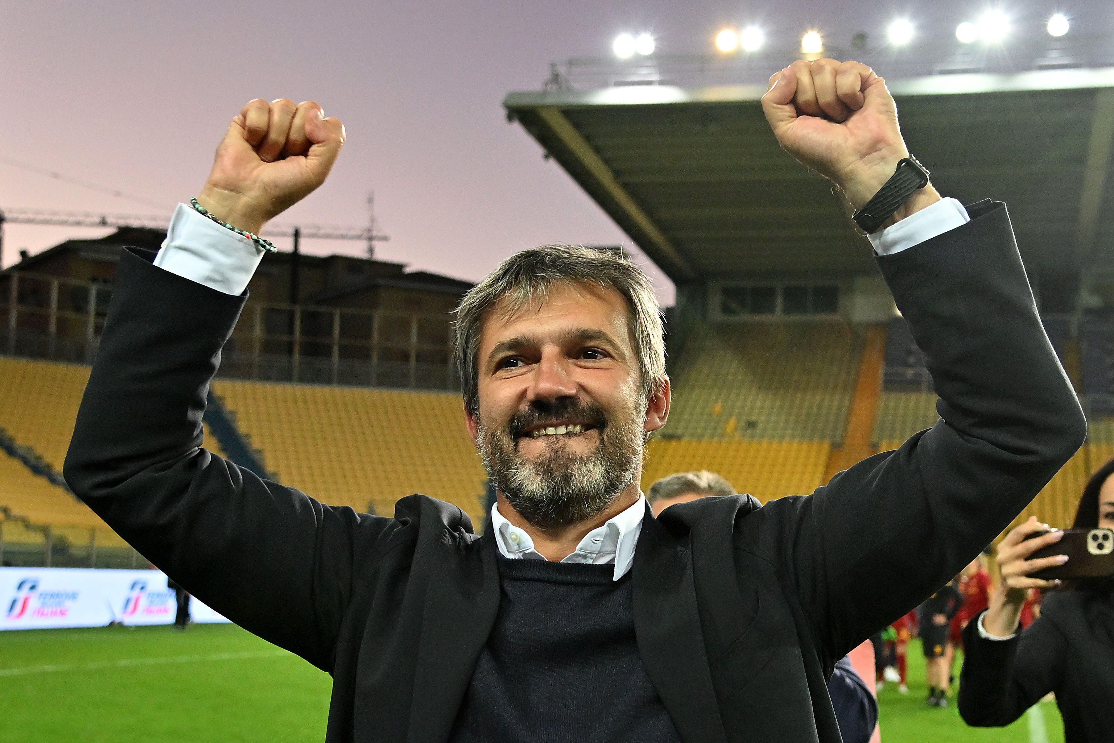PARMA, ITALY - NOVEMBER 05: Alessandro Spugna head coach of AS Roma women celebrates during the Italian Women\\'s Super Cup match between Juventus and AS Roma on November 05, 2022 in Parma, Italy. (Photo by Alessandro Sabattini/Getty Images)