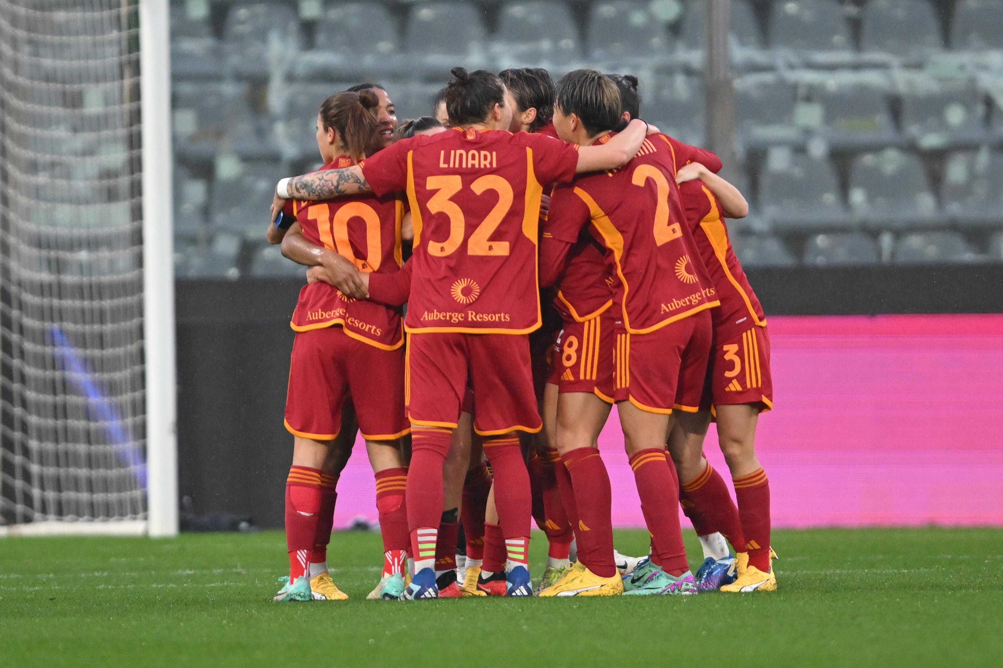 CREMONA, ITALY - JANUARY 07: AS Roma\\'s players celebrate after the 1-1 goal scored by Saki Kumagai during the Italian Women Super Cup at Stadio Giovanni Zini on January 07, 2024 in Cremona, Italy. (Photo by Marco M. Mantovani/Getty Images)