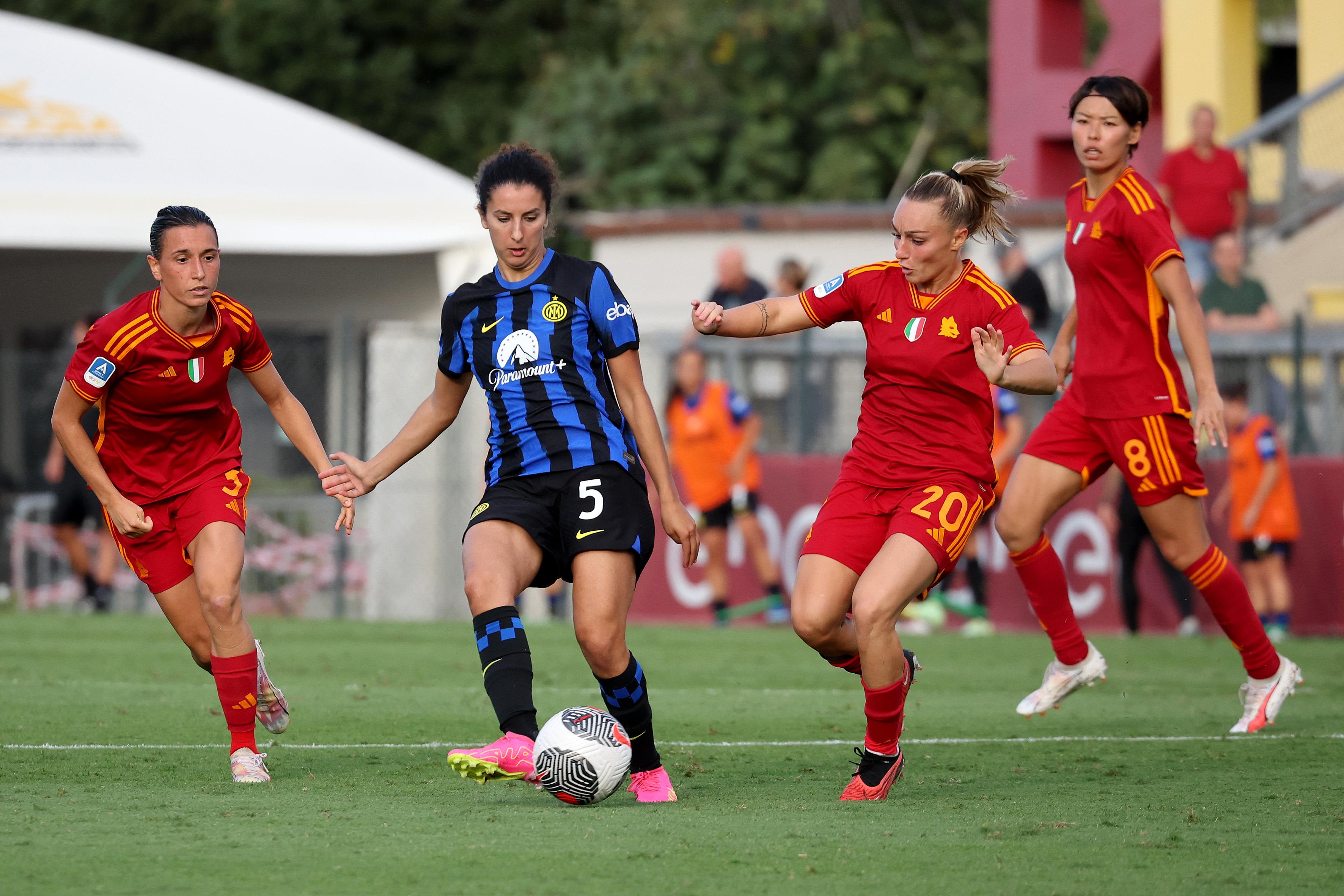 ROME, ITALY - OCTOBER 15: Ghoutia Karchouni of FC Internazionale and Giada Greggi of AS Roma fight for the ball during the Women Serie A match between AS Roma and FC Internazionale at Stadio Tre Fontane on October 15, 2023 in Rome, Italy. (Photo by Giampiero Sposito/Getty Images)