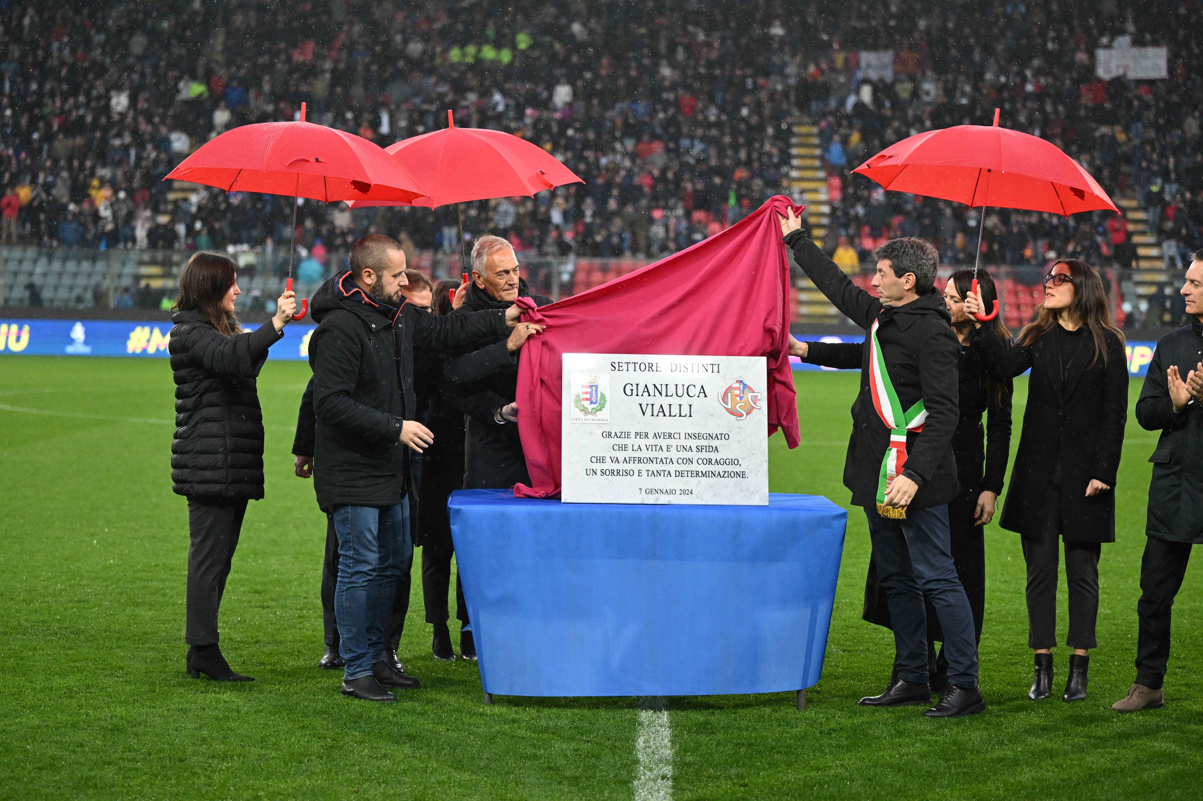 CREMONA, ITALY - JANUARY 07: Gabriele Gravina, Riccardo Vialli, Luca Zanacchi, Federica Cappelletti and Gianluca Galimberti pose with the plate dedicated ti Gianluca Vialli during the Italian Women Super Cup at Stadio Giovanni Zini on January 07, 2024 in Cremona, Italy. (Photo by Marco M. Mantovani/Getty Images)