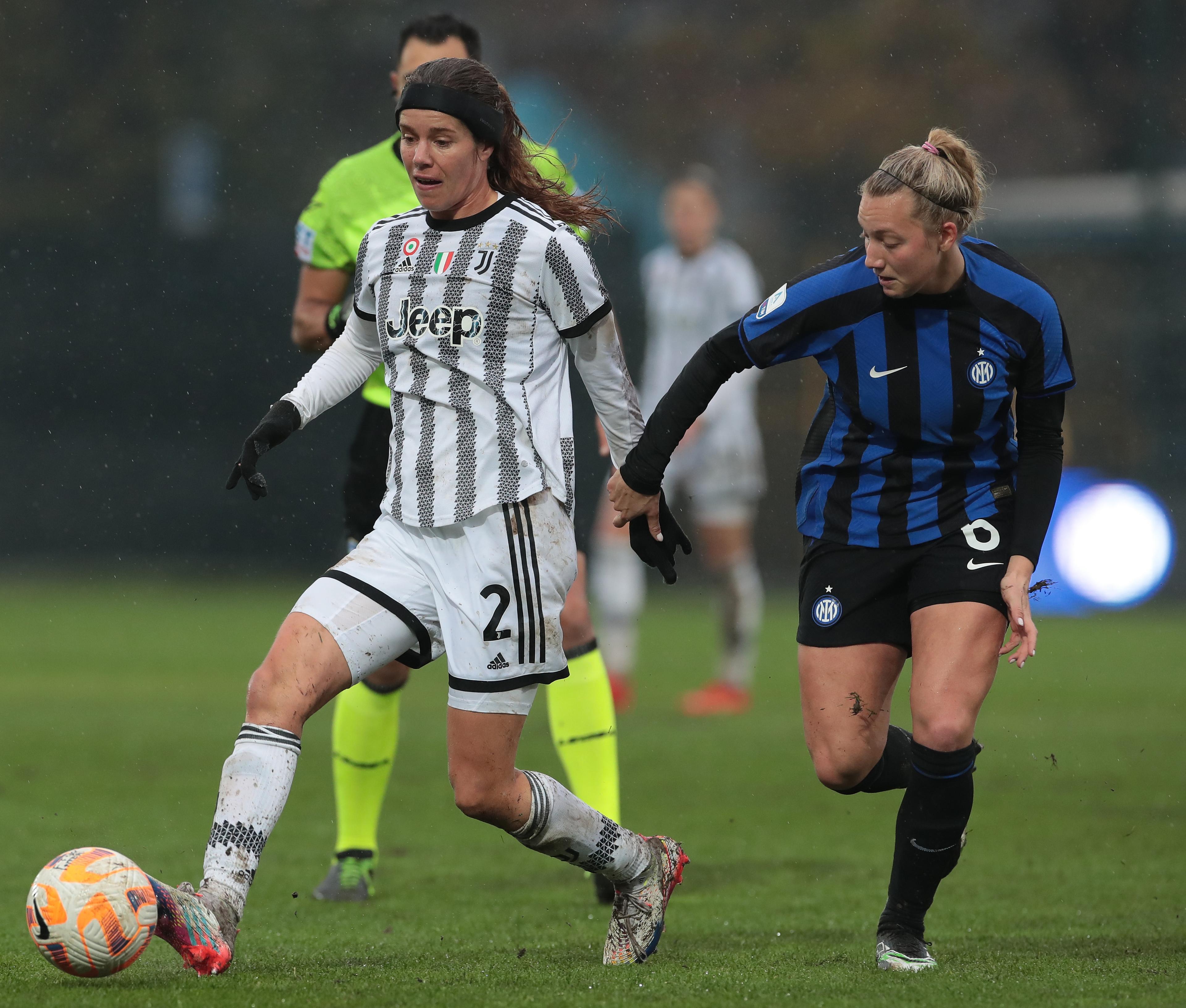 SESTO SAN GIOVANNI, ITALY - DECEMBER 03: Sofie Junge Pedersen of Juventus competes for the ball with Irene Santi of FC Internazionale during the Women Serie A match between FC Internazionale and Juventus at Stadio Breda on December 03, 2022 in Sesto San Giovanni, Italy. (Photo by Emilio Andreoli/Getty Images)