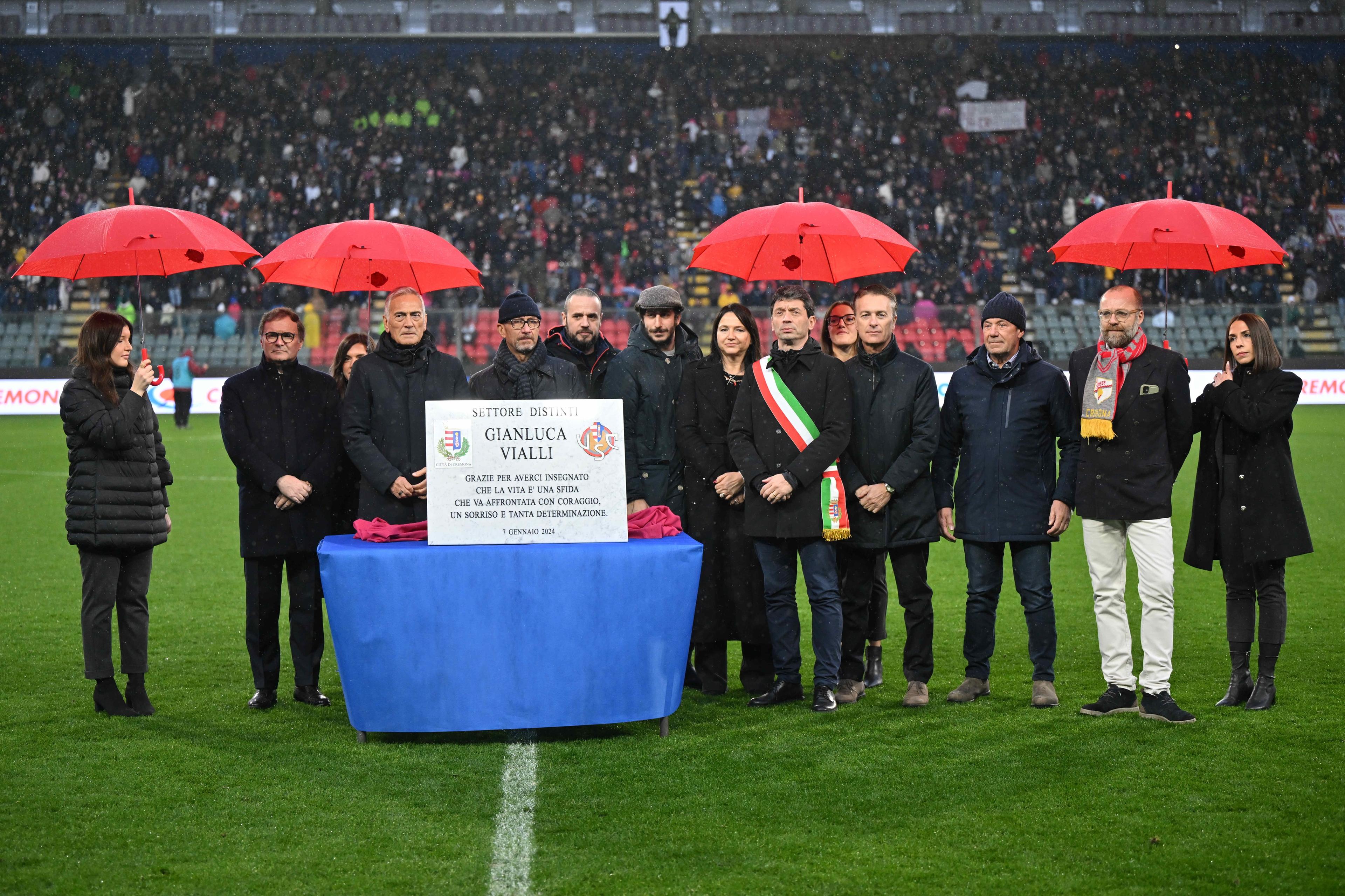 I Distinti dello stadio 'Zini' di Cremona intitolati a Gianluca Vialli. Gravina: \"Custodire il suo ricordo per le future generazioni\"