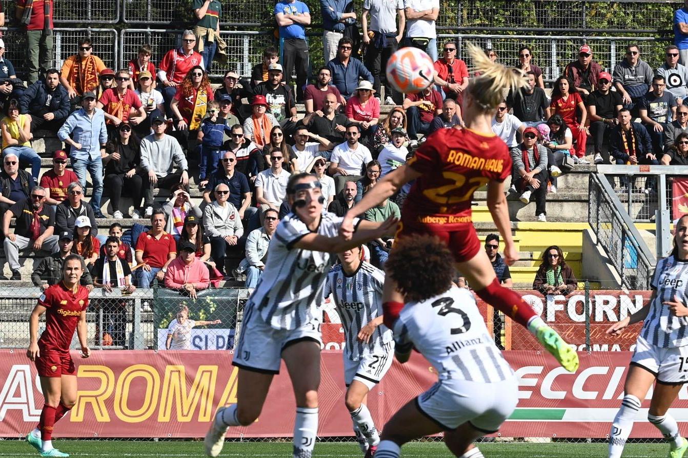Roma infinita: 3-2 in rimonta sulla Juve e scudetto a un passo. Il Milan si aggiudica il derby