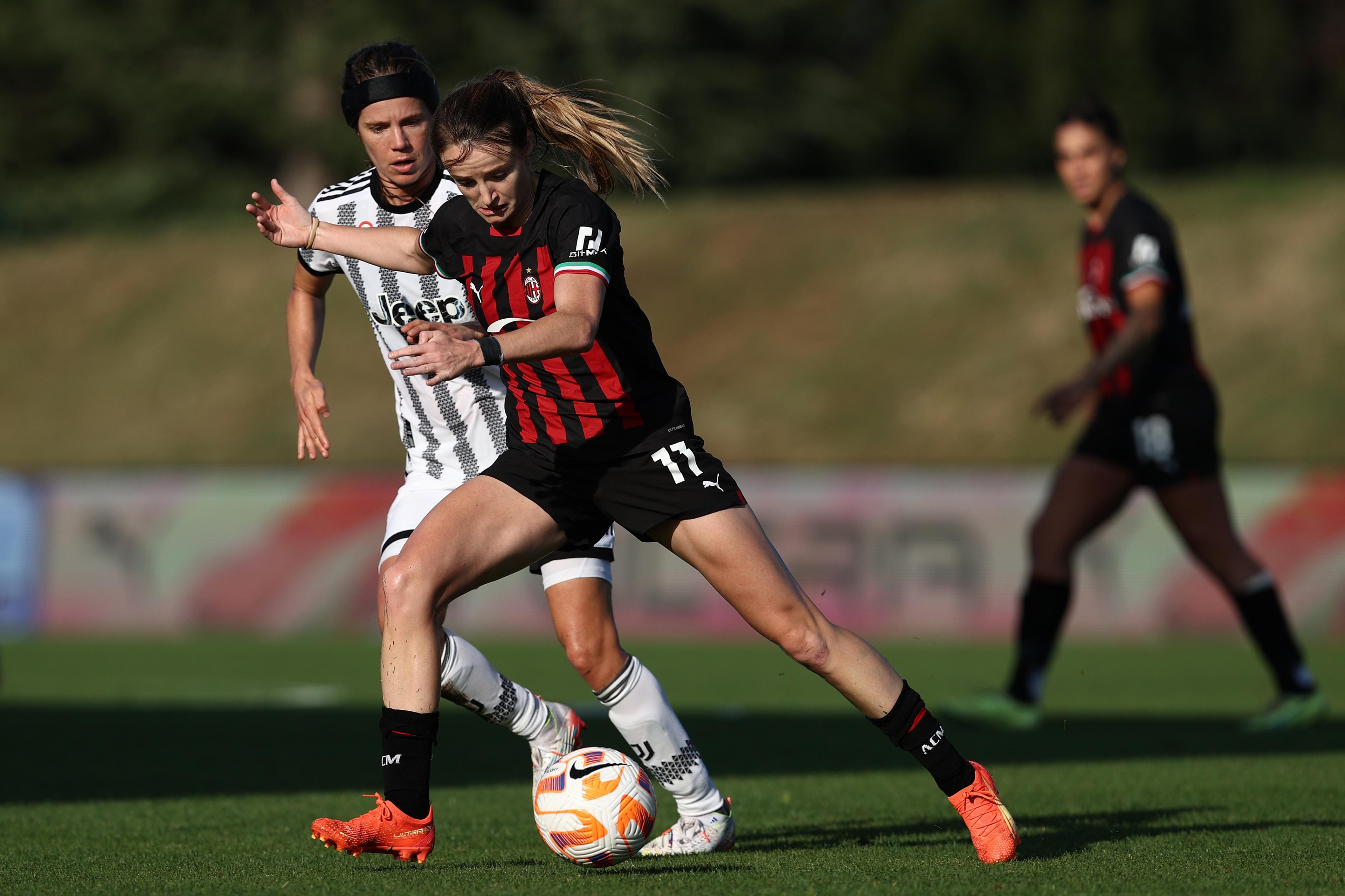 ZANICA, ITALY - OCTOBER 22: Christy Grimshaw of AC Milan is challenged by Sofie Junge Pedersen of Juventus FC during the Women Serie A match between AC Milan and Juventus at AlbinoLeffe Stadium on October 22, 2022 in Zanica, Italy. (Photo by Francesco Scaccianoce/Getty Images)