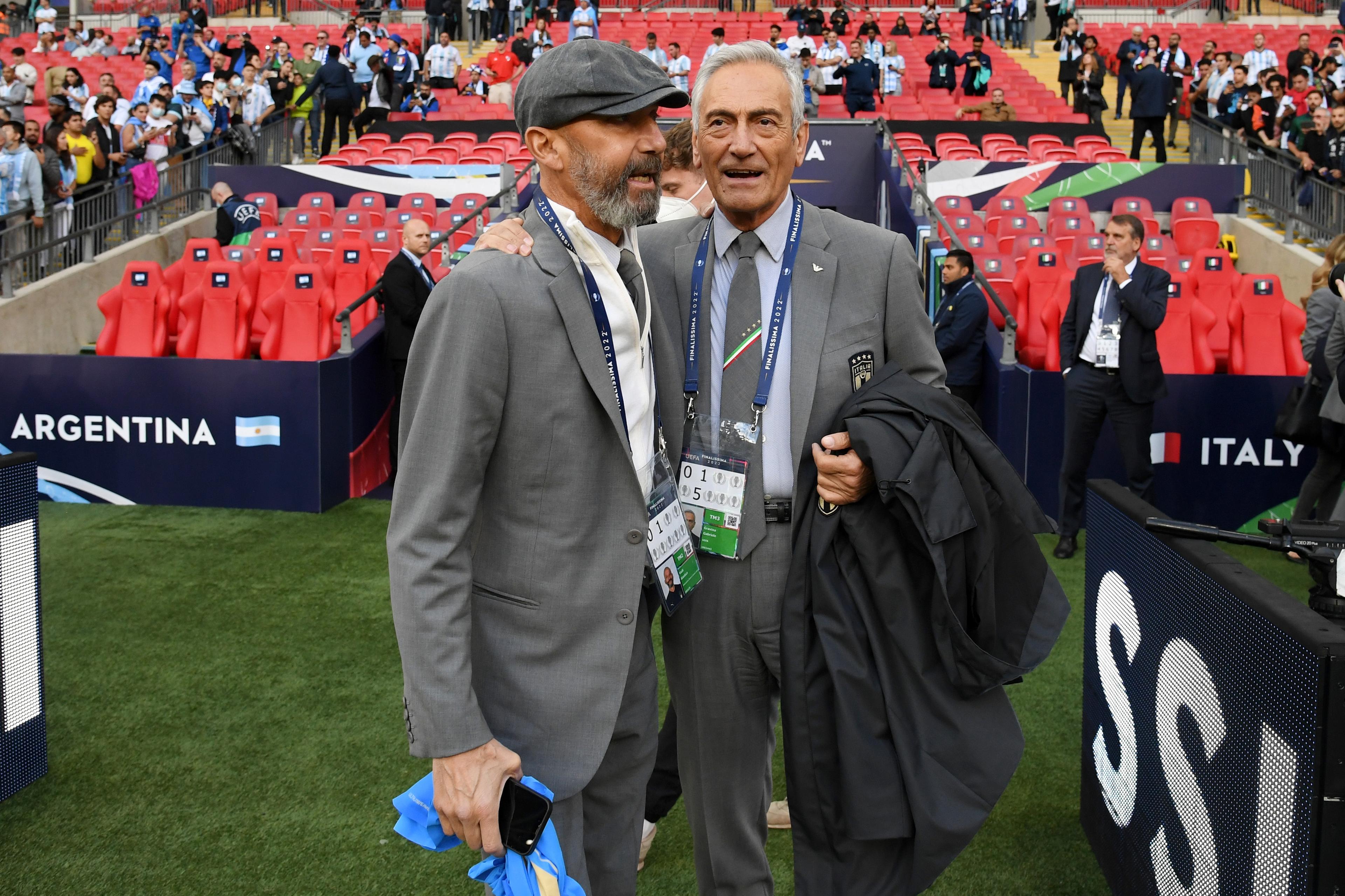 LONDON, ENGLAND - JUNE 01: Former footballer Gianluca Vialli, speaks with Gabriele Gravina, President of the Italian Football Federation, prior to kick off of the 2022 Finalissima match between Italy and Argentina at Wembley Stadium on June 01, 2022 in London, England. (Photo by Claudio Villa/Getty Images)