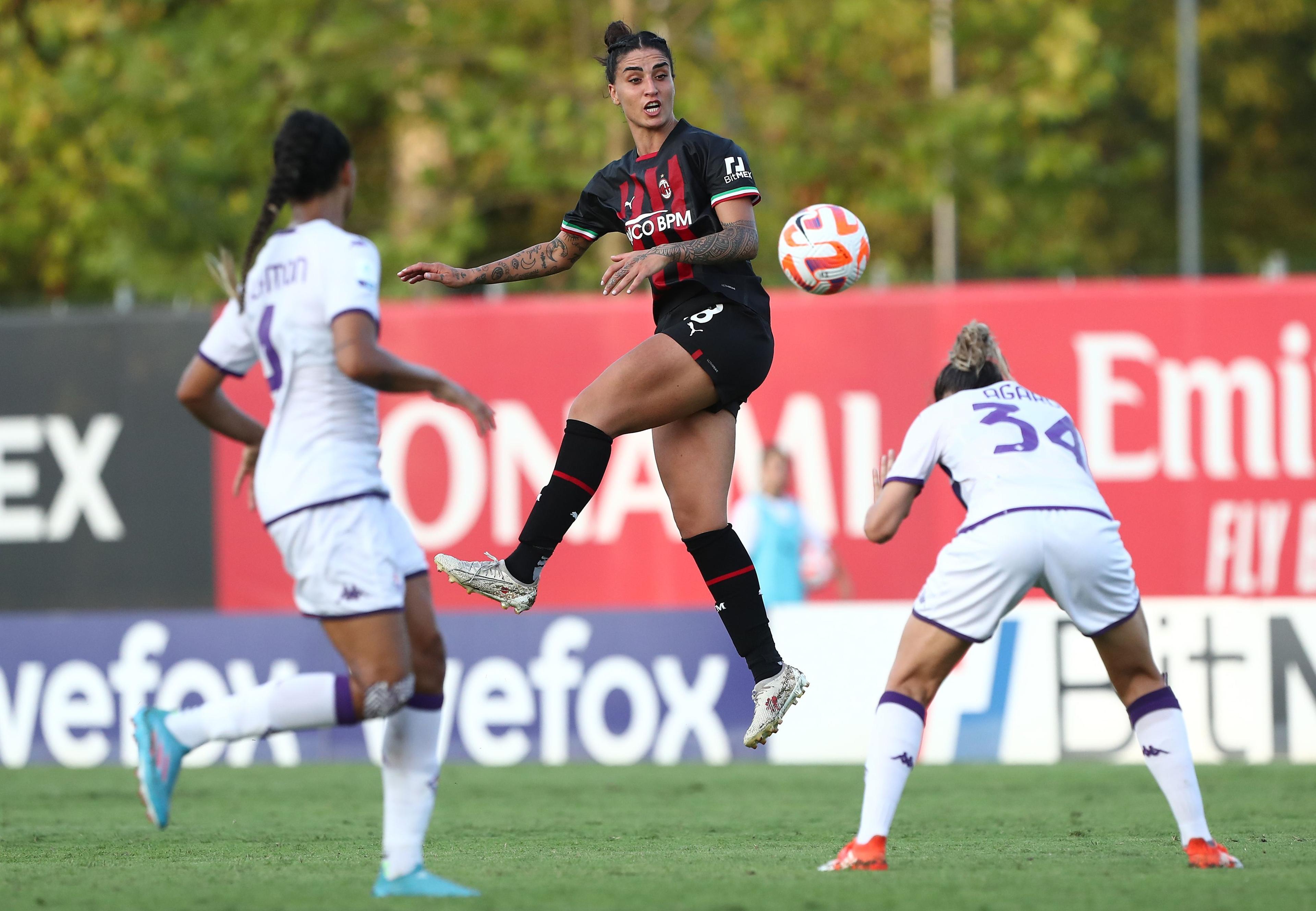MILAN, ITALY - AUGUST 28: Martina Piemonte of AC Milan competes for the ball with Laura Agard of ACF Fiorentina during the Women Serie A match between AC Milan and ACF Fiorentina at Centro Sportivo Vismara on August 28, 2022 in Milan, Italy. (Photo by Marco Luzzani/Getty Images)