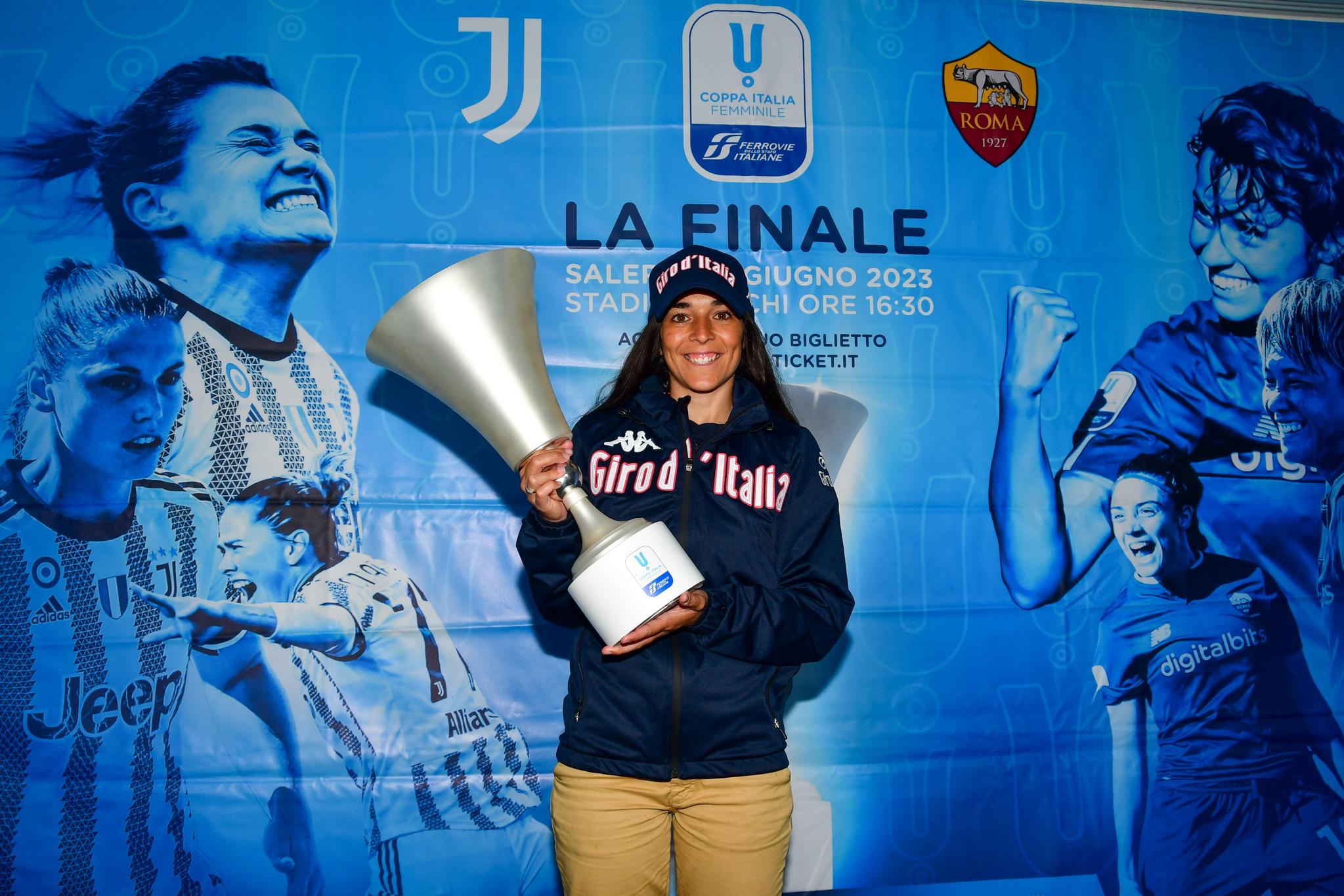 Il trofeo fa ‘tappa’ al Giro d’Italia, a Salerno uno stand dedicato alla finale tra Juventus e Roma