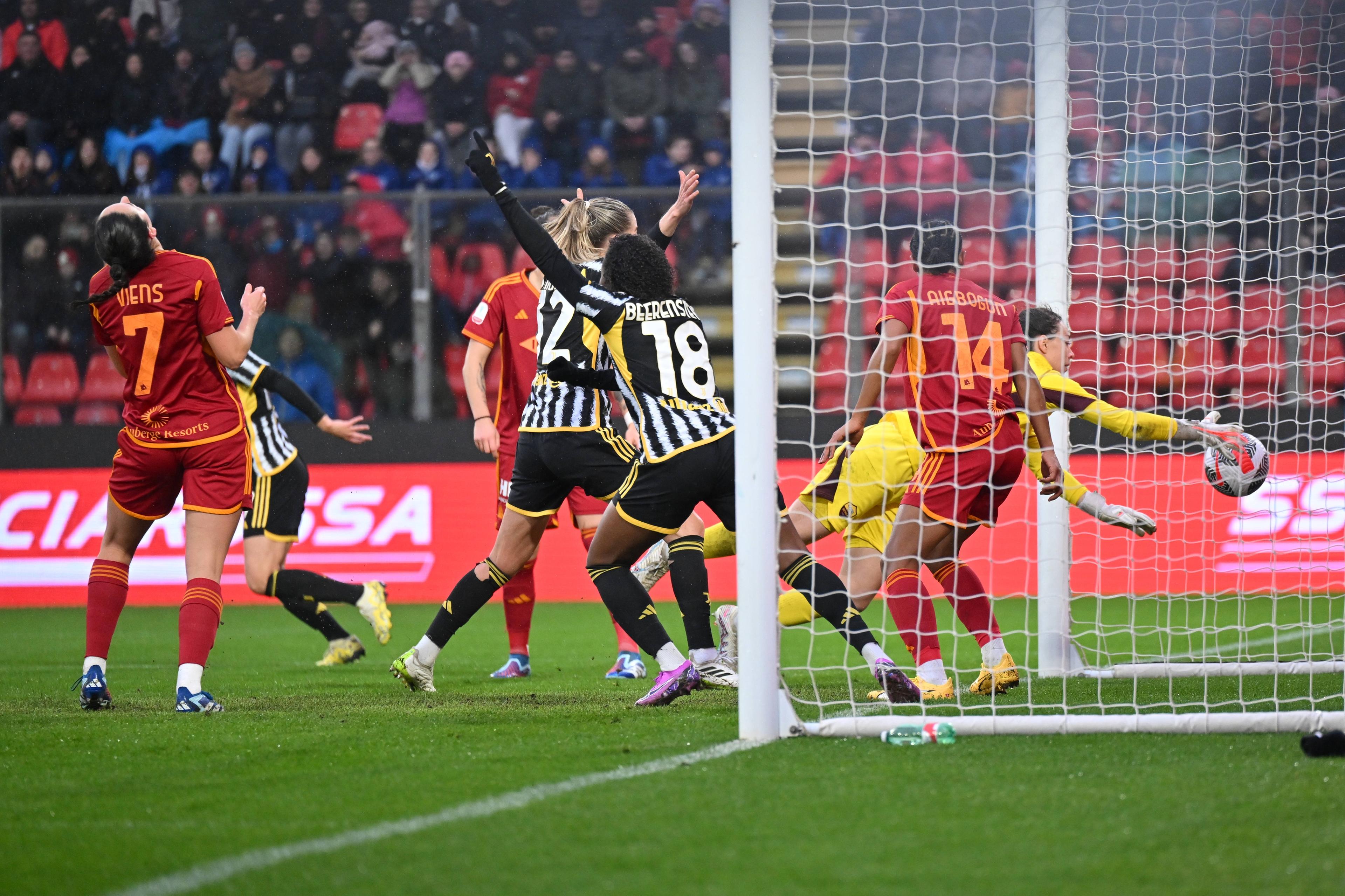 CREMONA, ITALY - JANUARY 07: Evelyne Vides of AS Roma Women scores the 0-1 own goal during the Italian Women Super Cup at Stadio Giovanni Zini on January 07, 2024 in Cremona, Italy. (Photo by Marco M. Mantovani/Getty Images)