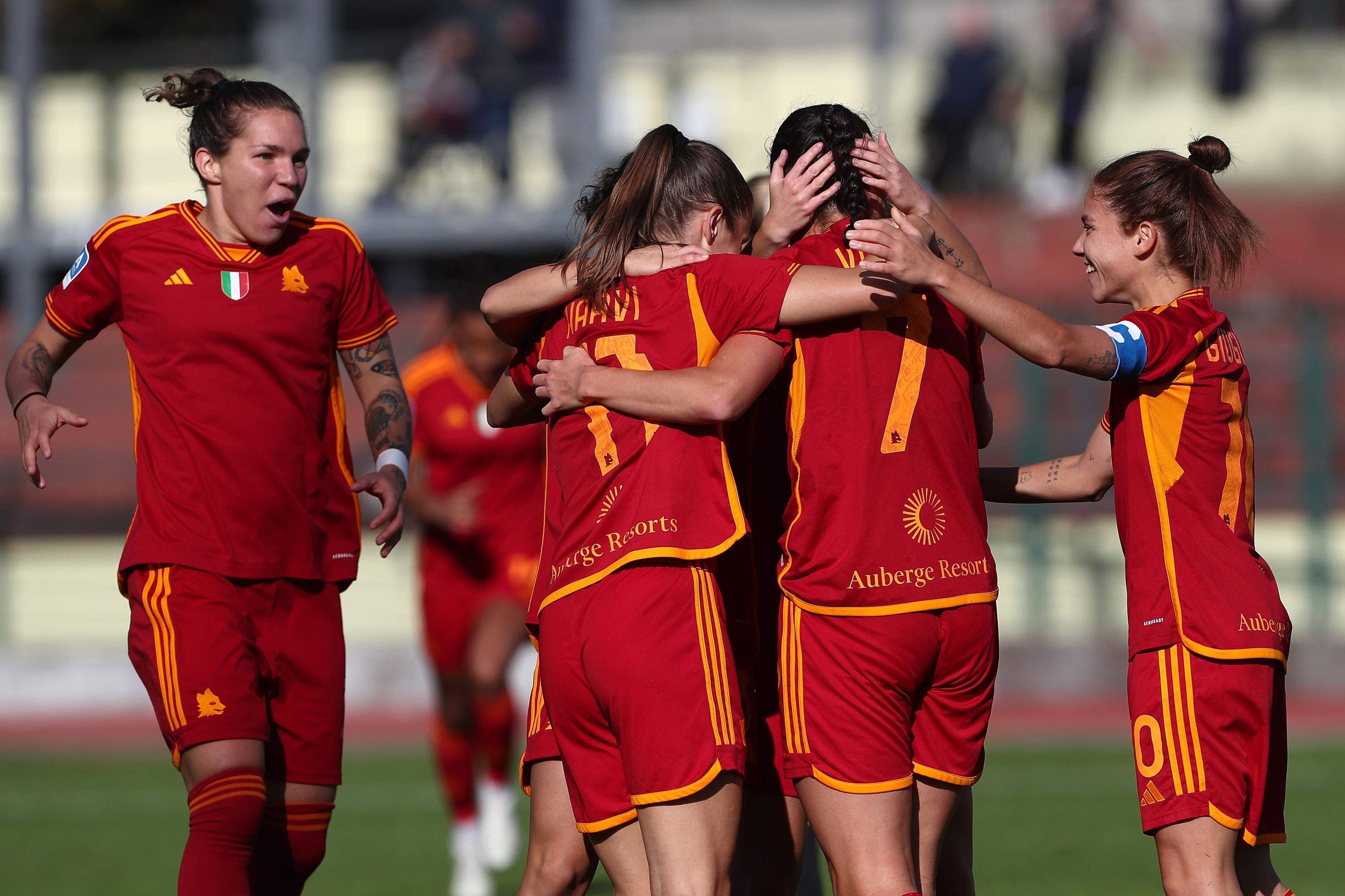 BIELLA, ITALY - NOVEMBER 05: Evelyne Viens of AS Roma celebrates her goal with her team-mates during the Women Serie A match between Juventus Women and AS Roma Women at Stadio Comunale Vittorio Pozzo Lamarmora on November 05, 2023 in Biella, Italy. (Photo by Marco Luzzani/Getty Images)