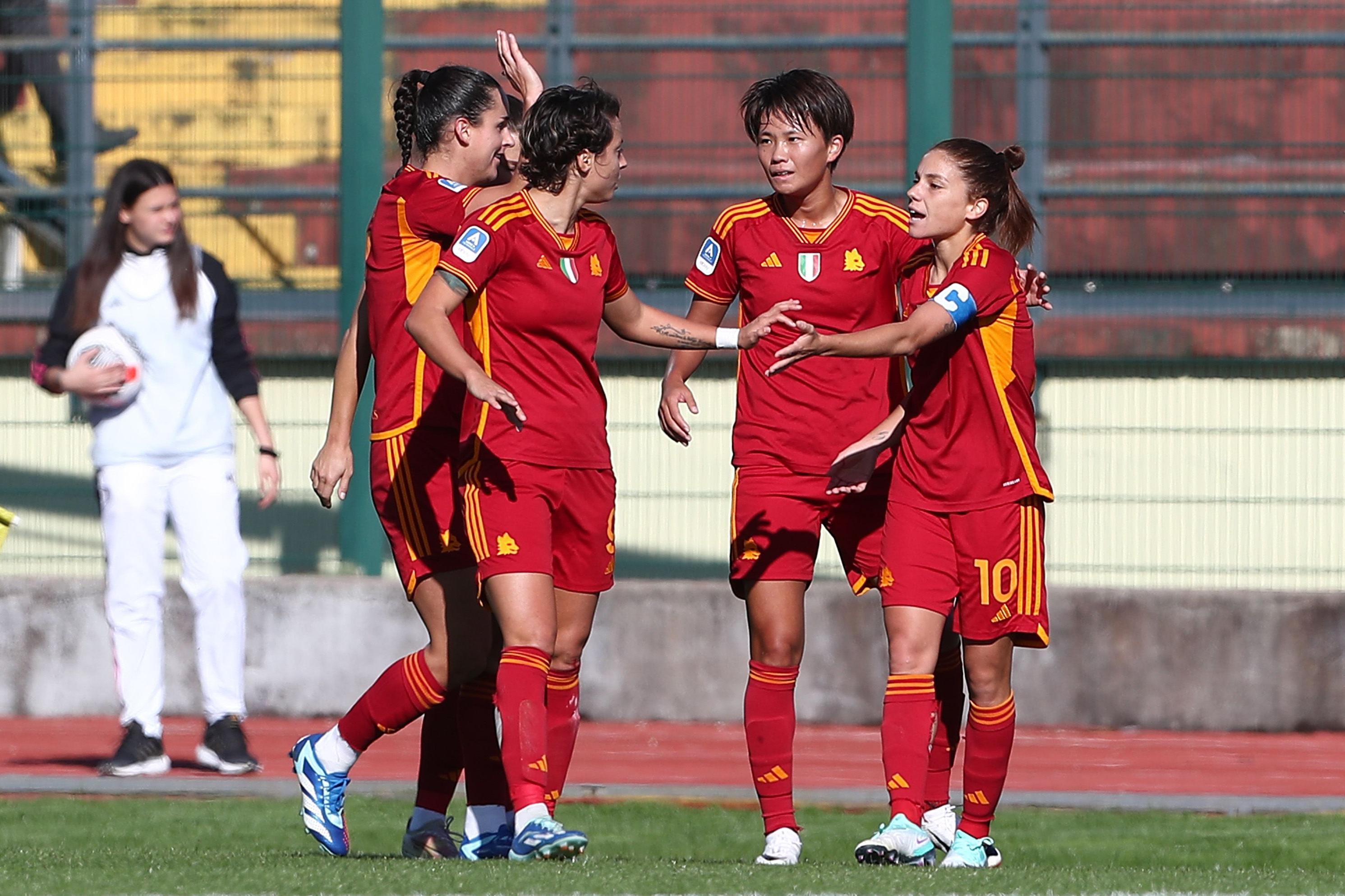 BIELLA, ITALY - NOVEMBER 05: Manuela Giugliano of AS Roma celebrates with her team-mates after scoring the opening goal during the Women Serie A match between Juventus Women and AS Roma Women at Stadio Comunale Vittorio Pozzo Lamarmora on November 05, 2023 in Biella, Italy. (Photo by Marco Luzzani/Getty Images)