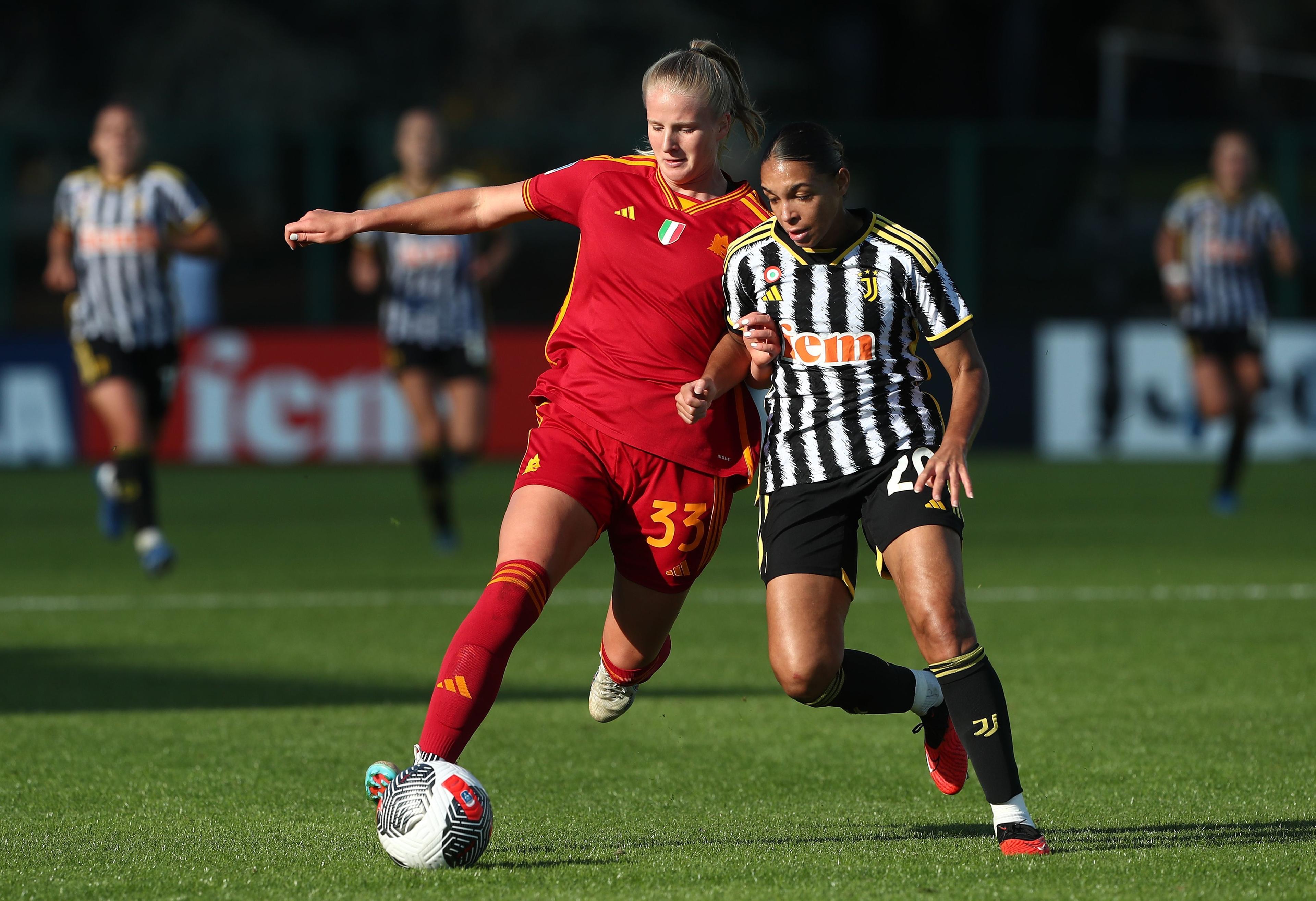 BIELLA, ITALY - NOVEMBER 05: Estelle Cascarino of Juventus competes for the ball with Zara Kramzar of AS Roma during the Women Serie A match between Juventus Women and AS Roma Women at Stadio Comunale Vittorio Pozzo Lamarmora on November 05, 2023 in Biella, Italy. (Photo by Marco Luzzani/Getty Images)