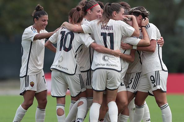 MILAN, ITALY - SEPTEMBER 17: Giada Greggi of AS Roma celebrates her goal with teammates during the Women Serie A match between AC Milan and AS Roma at Vismara Puma House of Football on September 17, 2023 in Milan, Italy. (Photo by AS Roma/AS Roma via Getty Images)