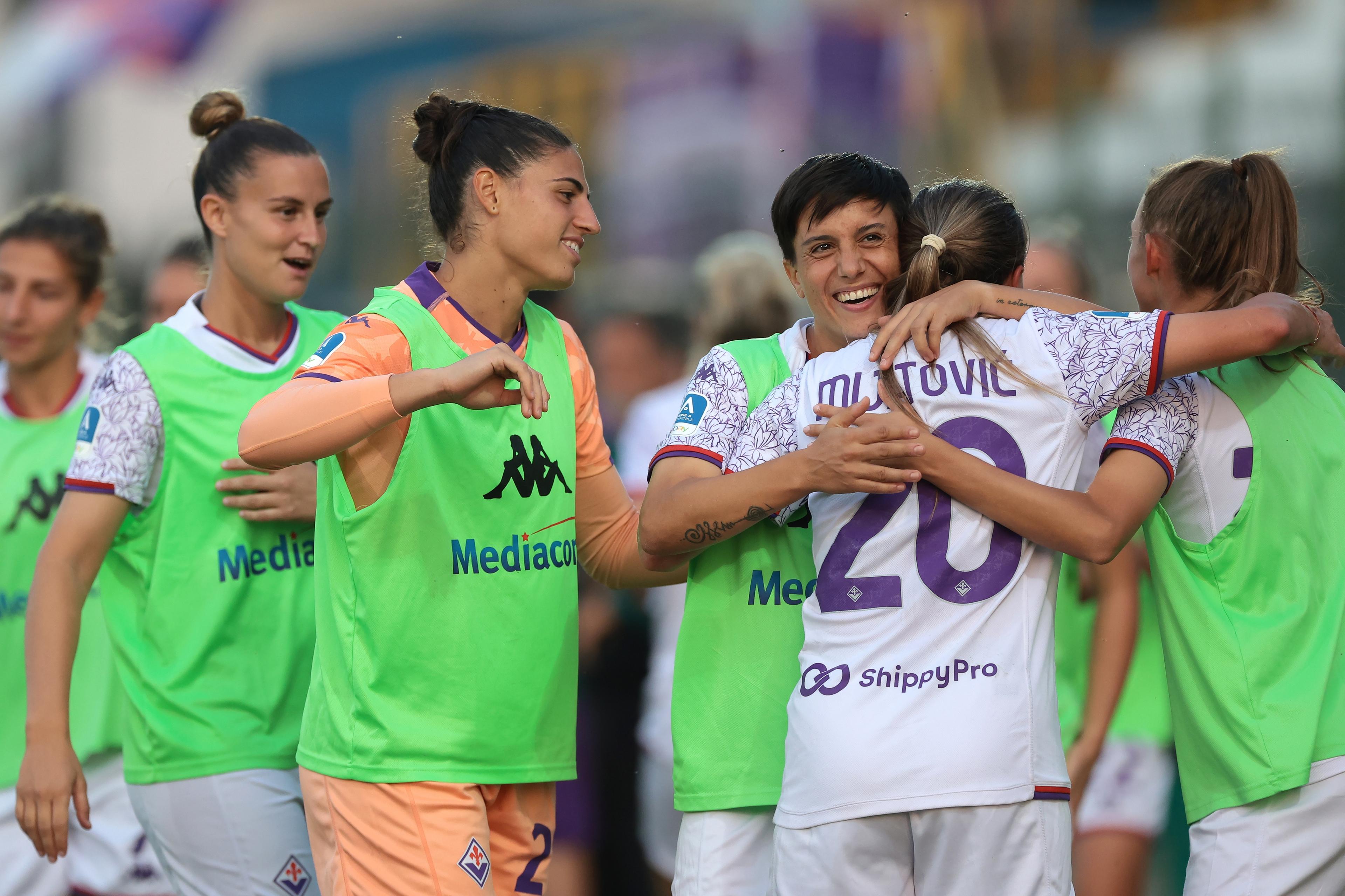 SESTO SAN GIOVANNI, ITALY - OCTOBER 02: Milica Mijatovic of ACF Fiorentina celebrates with team mates after scoring to give the side a 1-0 lead during the Women's Serie A match between FC internazionale and ACF Fiorentina at Stadio Breda on October 02, 2023 in Sesto San Giovanni, Italy. (Photo by Jonathan Moscrop/Getty Images)
