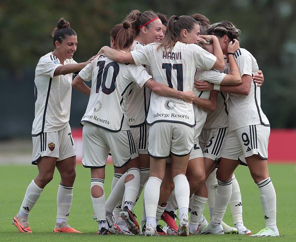 MILAN, ITALY - SEPTEMBER 17: Giada Greggi of AS Roma celebrates her goal with teammates during the Women Serie A match between AC Milan and AS Roma at Vismara Puma House of Football on September 17, 2023 in Milan, Italy. (Photo by AS Roma/AS Roma via Getty Images)