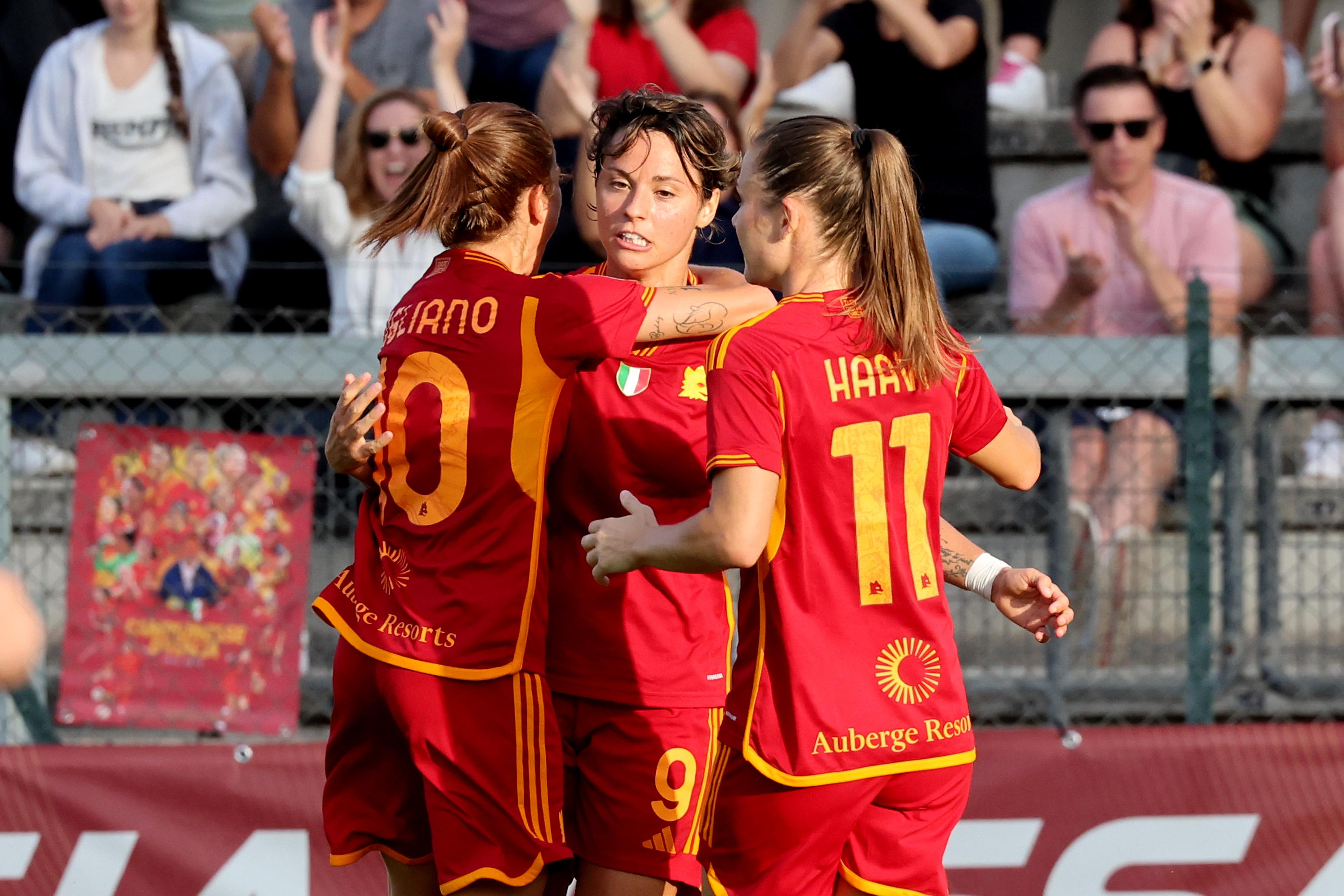 ROME, ITALY - OCTOBER 15: Valentina Giacinti of AS Roma celebrates after scoring a goal during the Women Serie A match between AS Roma and FC Internazionale at Stadio Tre Fontane on October 15, 2023 in Rome, Italy. (Photo by Giampiero Sposito/Getty Images)