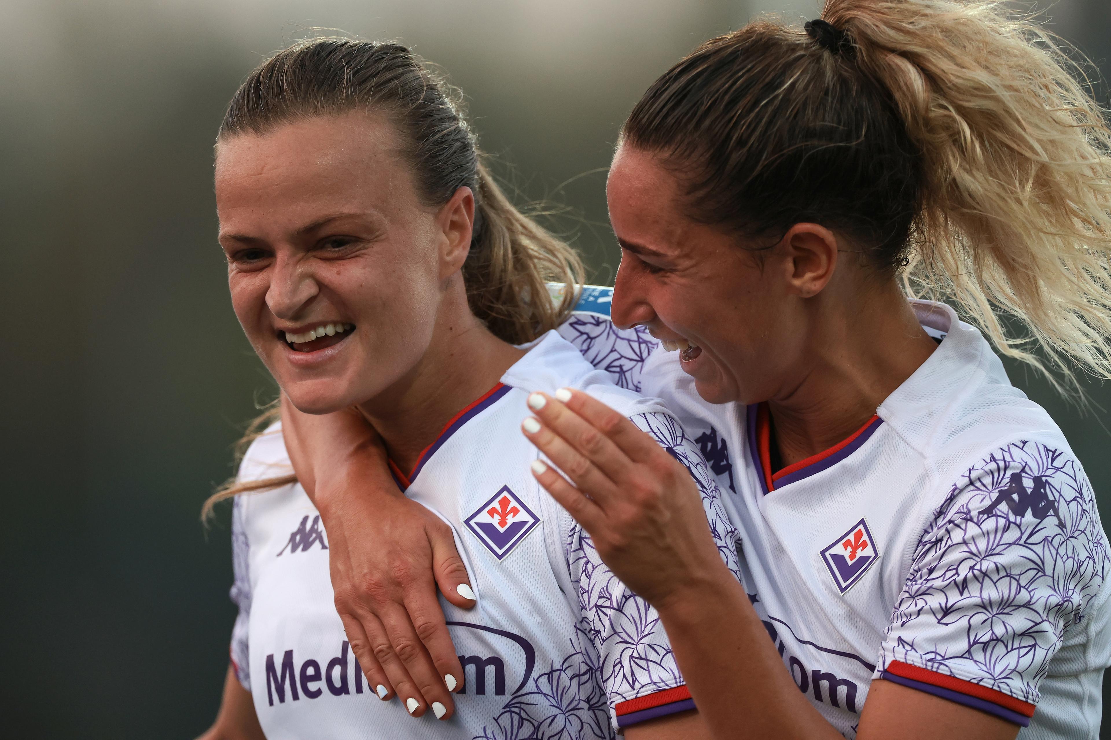 SESTO SAN GIOVANNI, ITALY - OCTOBER 02: Milica Mijatovic of ACF Fiorentina celebrates with team mate Emma Severini after scoring to give the side a 1-0 lead during the Women's Serie A match between FC internazionale and ACF Fiorentina at Stadio Breda on October 02, 2023 in Sesto San Giovanni, Italy. (Photo by Jonathan Moscrop/Getty Images)