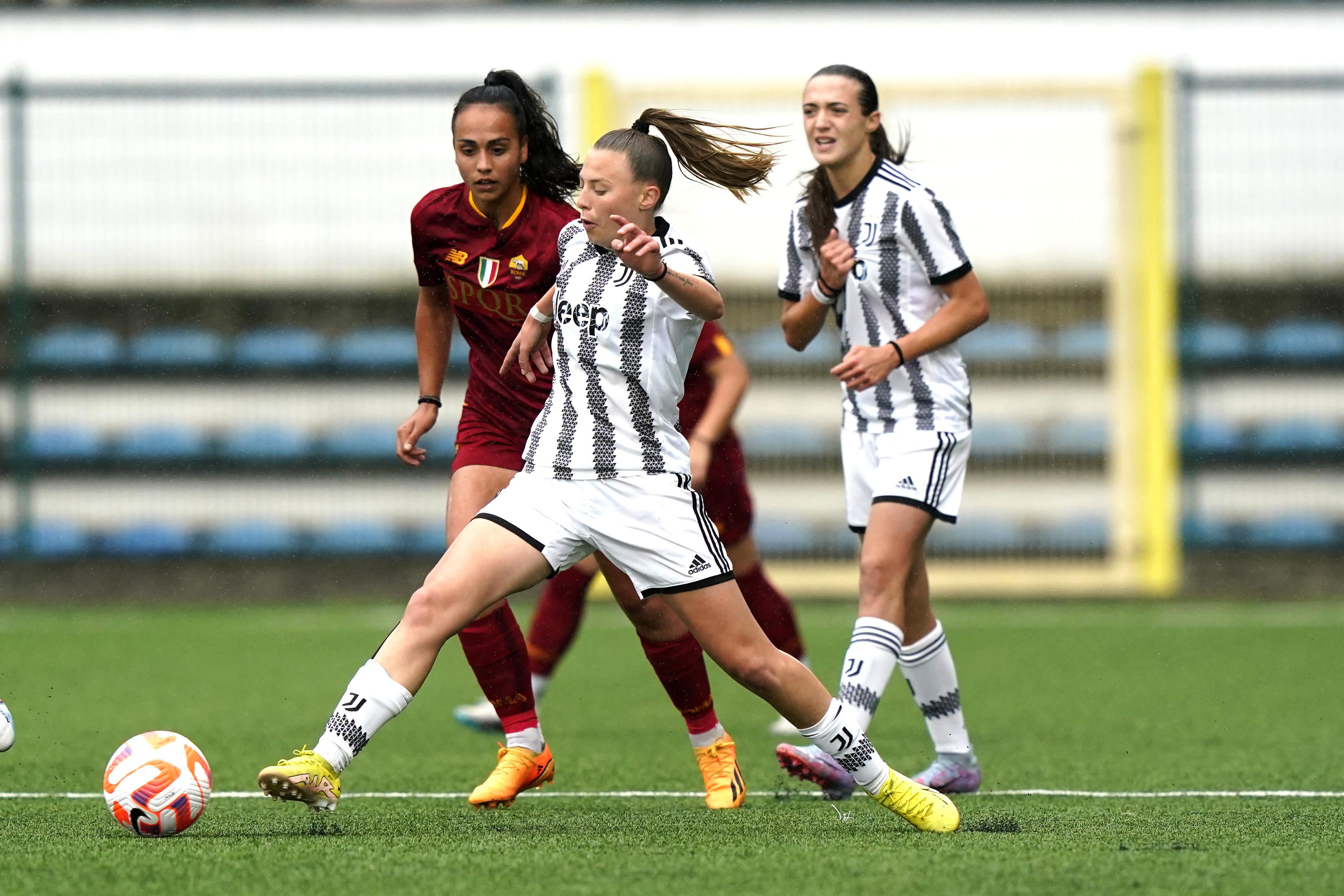 COLOGNO AL SERIO, ITALY - MAY 14: (R) Sofia Bertolucci of Juventus competes for the ball with (L) Linda Montesi of AS Roma during the Women Final between Juventus U19 and AS Roma on May 14, 2023 in Cologno al Serio, Italy. (Photo by Pier Marco Tacca/Getty Images)