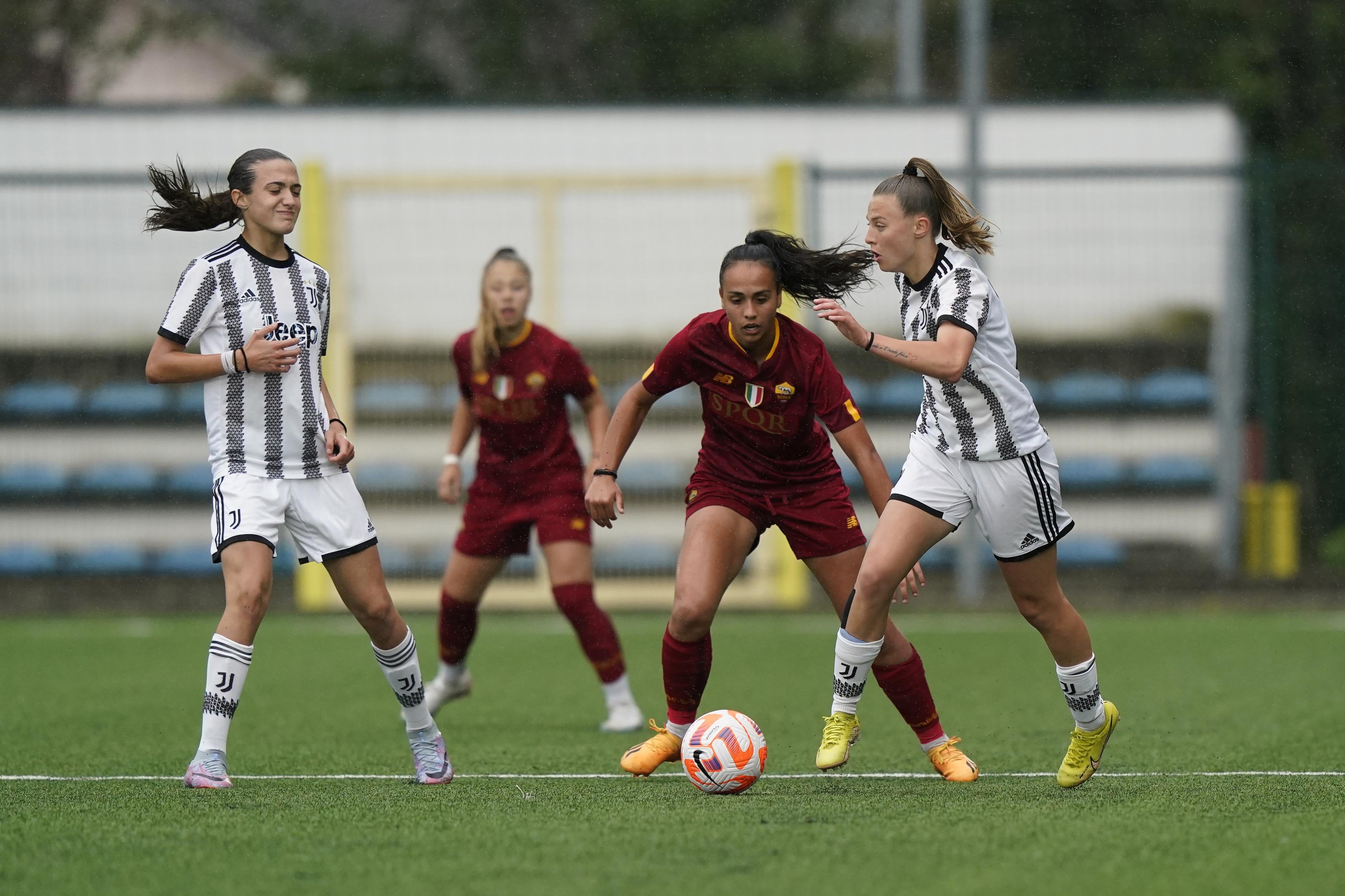 COLOGNO AL SERIO, ITALY - MAY 14: (R) Sofia Bertolucci of Juventus competes for the ball with Linda Montesi of AS Roma during the Women Final between Juventus U19 and AS Roma on May 14, 2023 in Cologno al Serio, Italy. (Photo by Pier Marco Tacca/Getty Images)