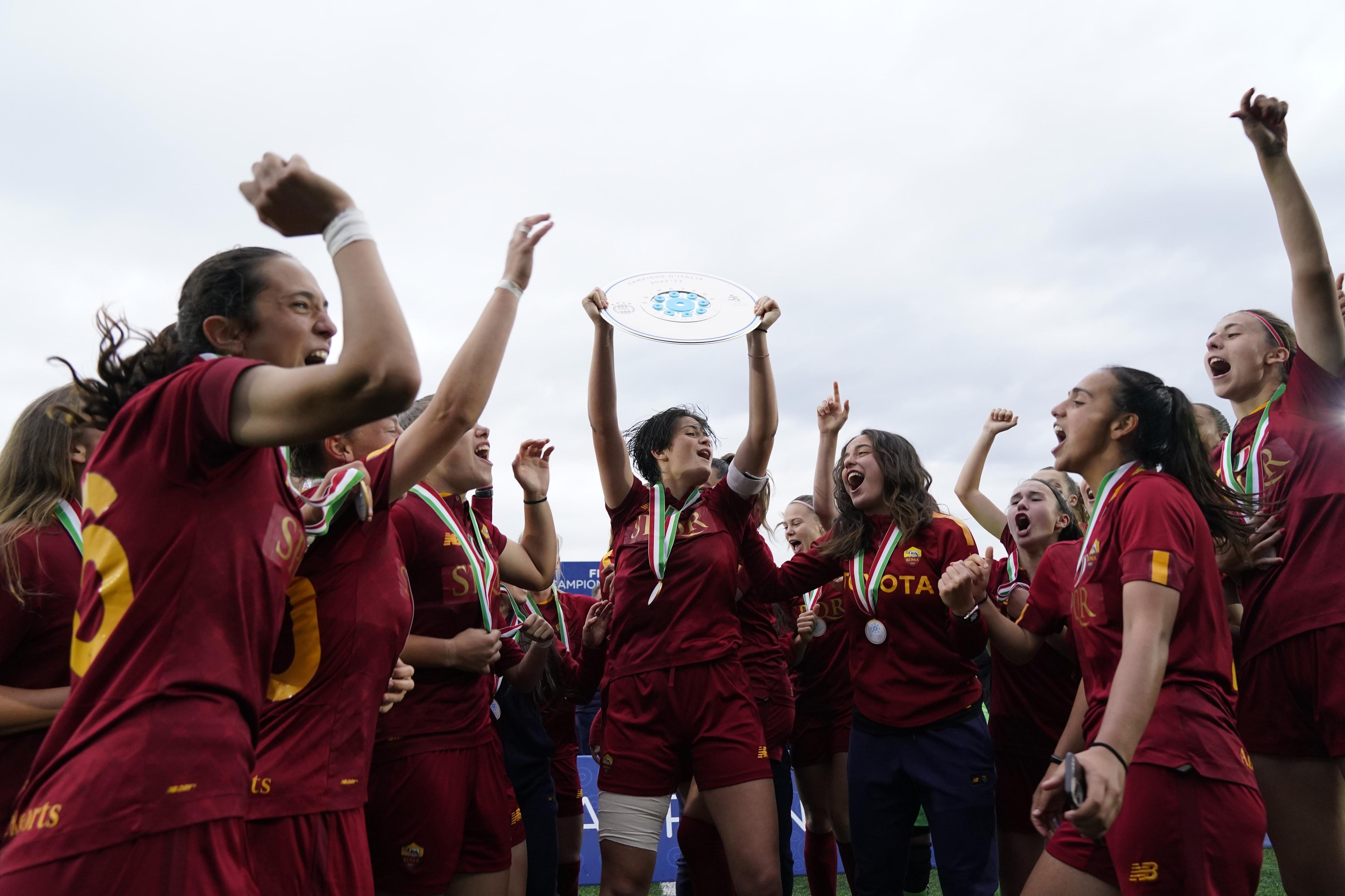 COLOGNO AL SERIO, ITALY - MAY 14: Players of AS Roma the celebrate the victory of the final at the end of the Women Final between Juventus U19 and AS Roma on May 14, 2023 in Cologno al Serio, Italy. (Photo by Pier Marco Tacca/Getty Images)