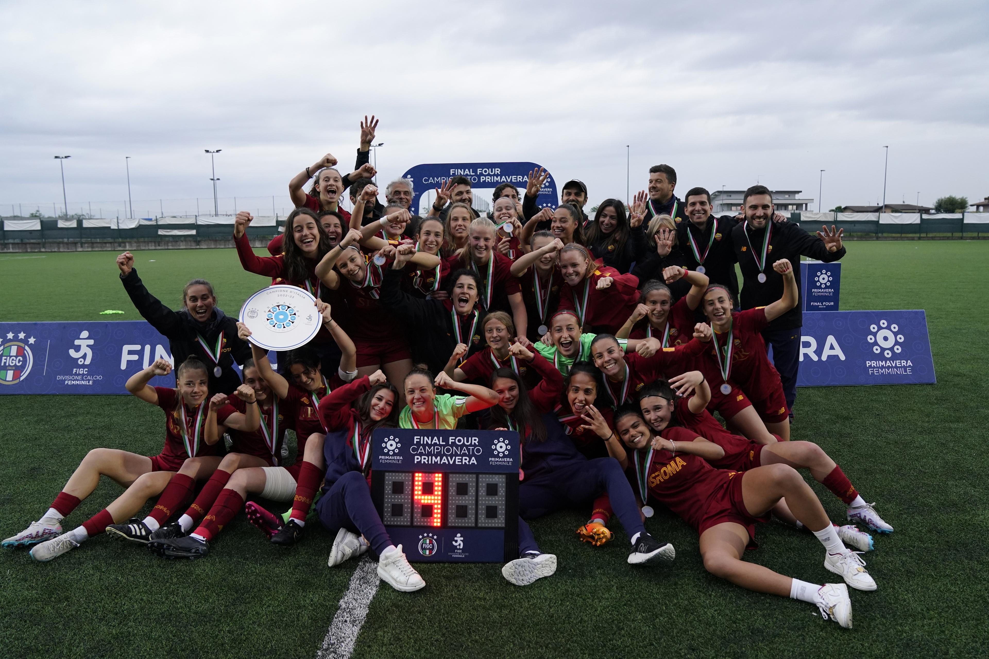 COLOGNO AL SERIO, ITALY - MAY 14: Players of AS Roma the celebrate the victory of the final at the end of the Women Final between Juventus U19 and AS Roma on May 14, 2023 in Cologno al Serio, Italy. (Photo by Pier Marco Tacca/Getty Images)