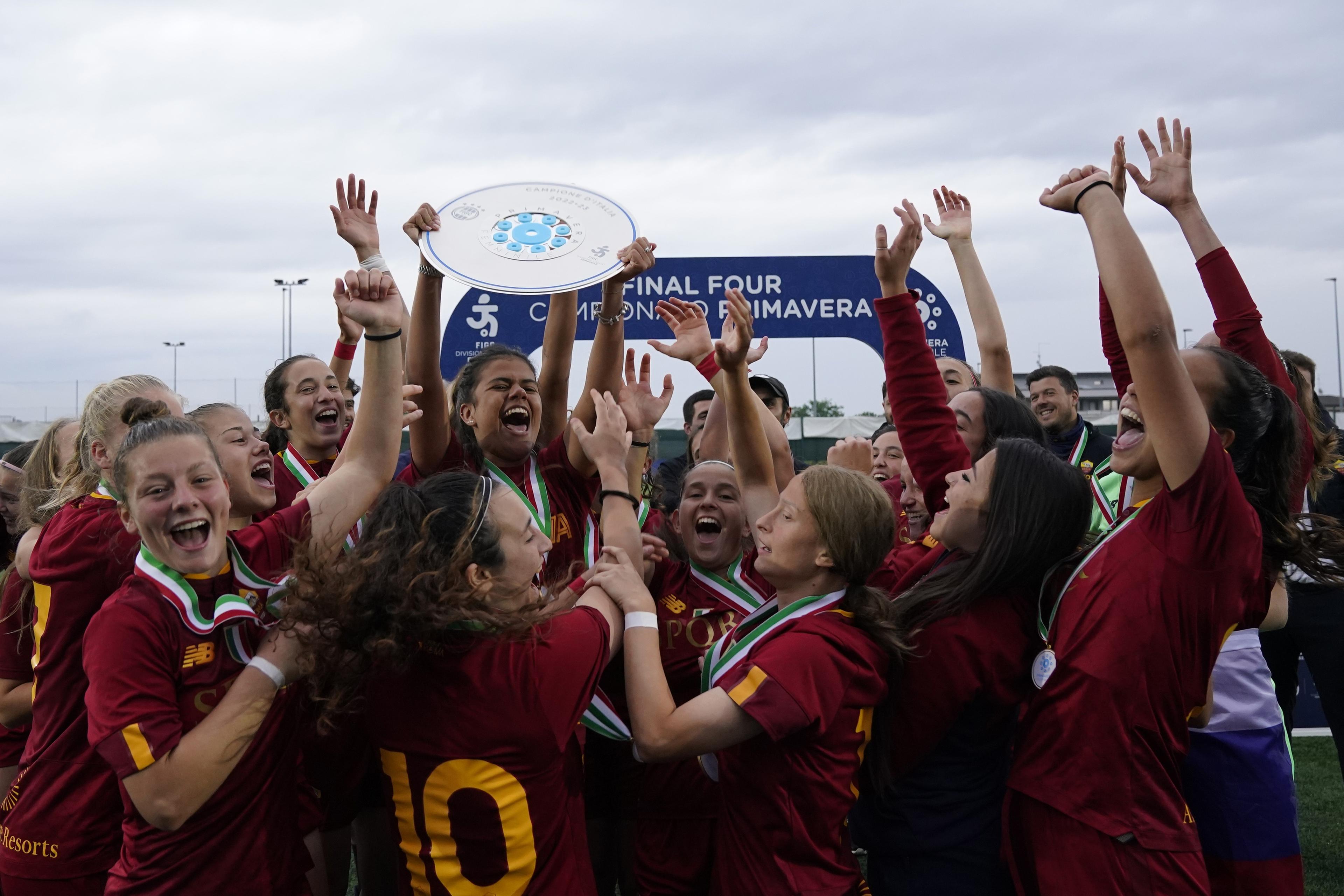 COLOGNO AL SERIO, ITALY - MAY 14: Players of AS Roma the celebrate the victory of the final at the end of the Women Final between Juventus U19 and AS Roma on May 14, 2023 in Cologno al Serio, Italy. (Photo by Pier Marco Tacca/Getty Images)