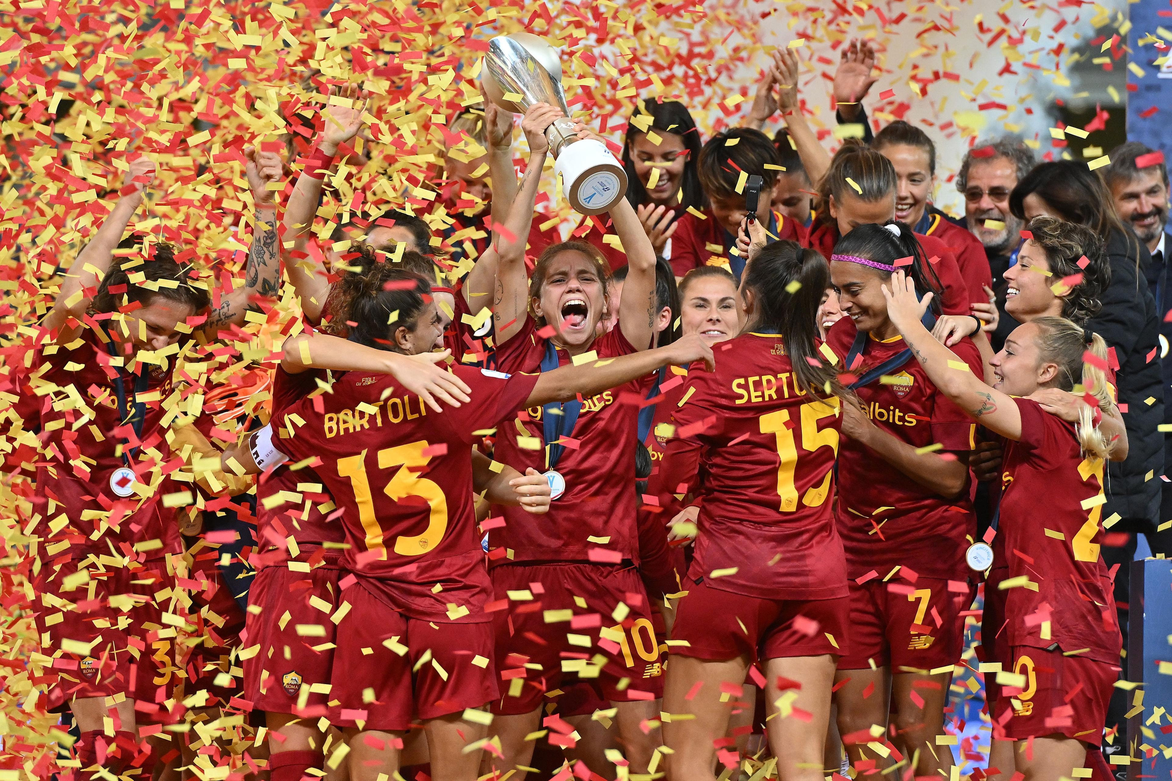 PARMA, ITALY - NOVEMBER 05:AS Roma players celebrate the victory after the Italian Women's Super Cup match between Juventus and AS Roma on November 05, 2022 in Parma, Italy. (Photo by Alessandro Sabattini/Getty Images)