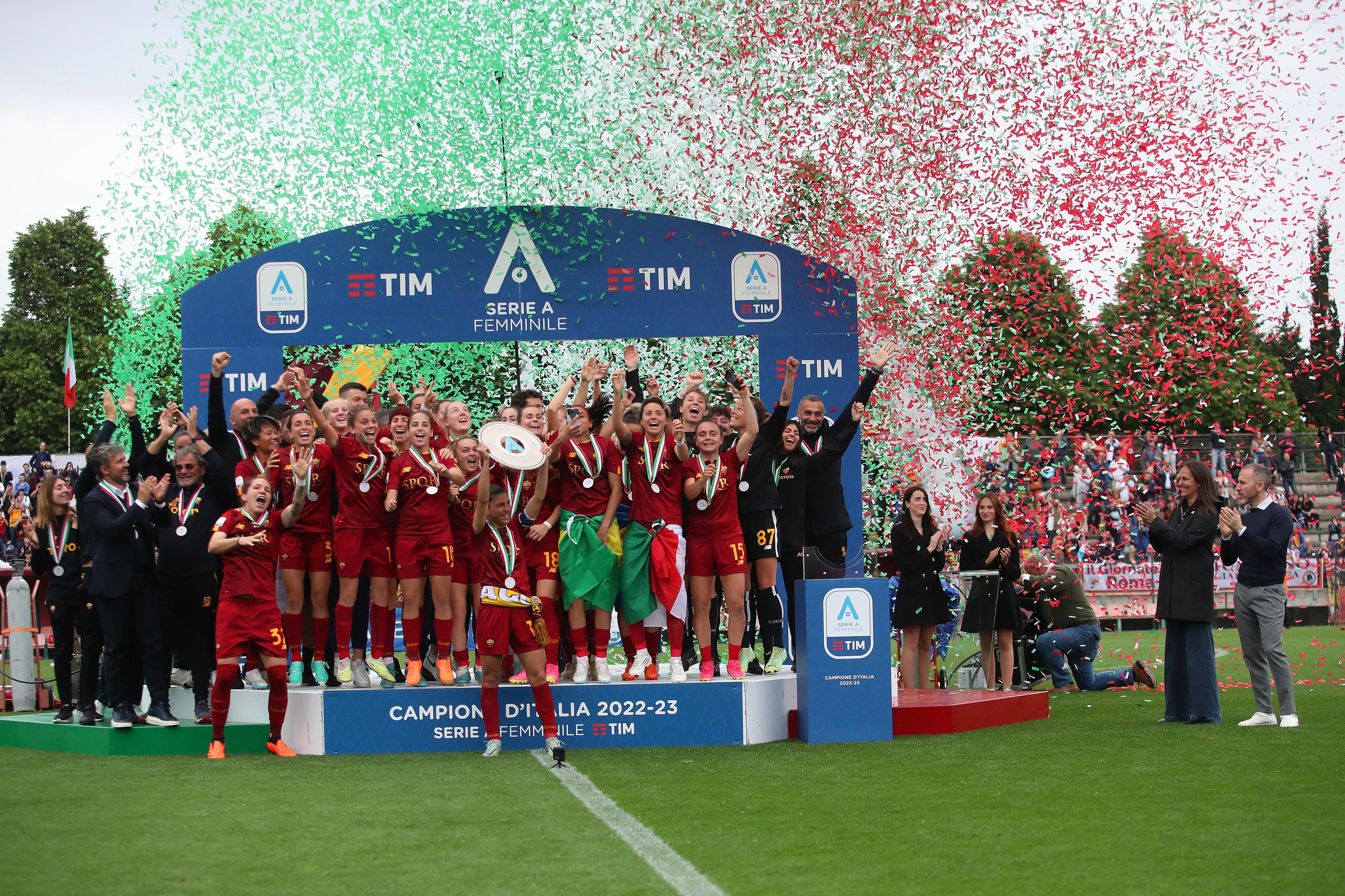 Roma, successo sull'Inter poi festa e premiazione al Tre Fontane. Parma retrocesso in Serie B