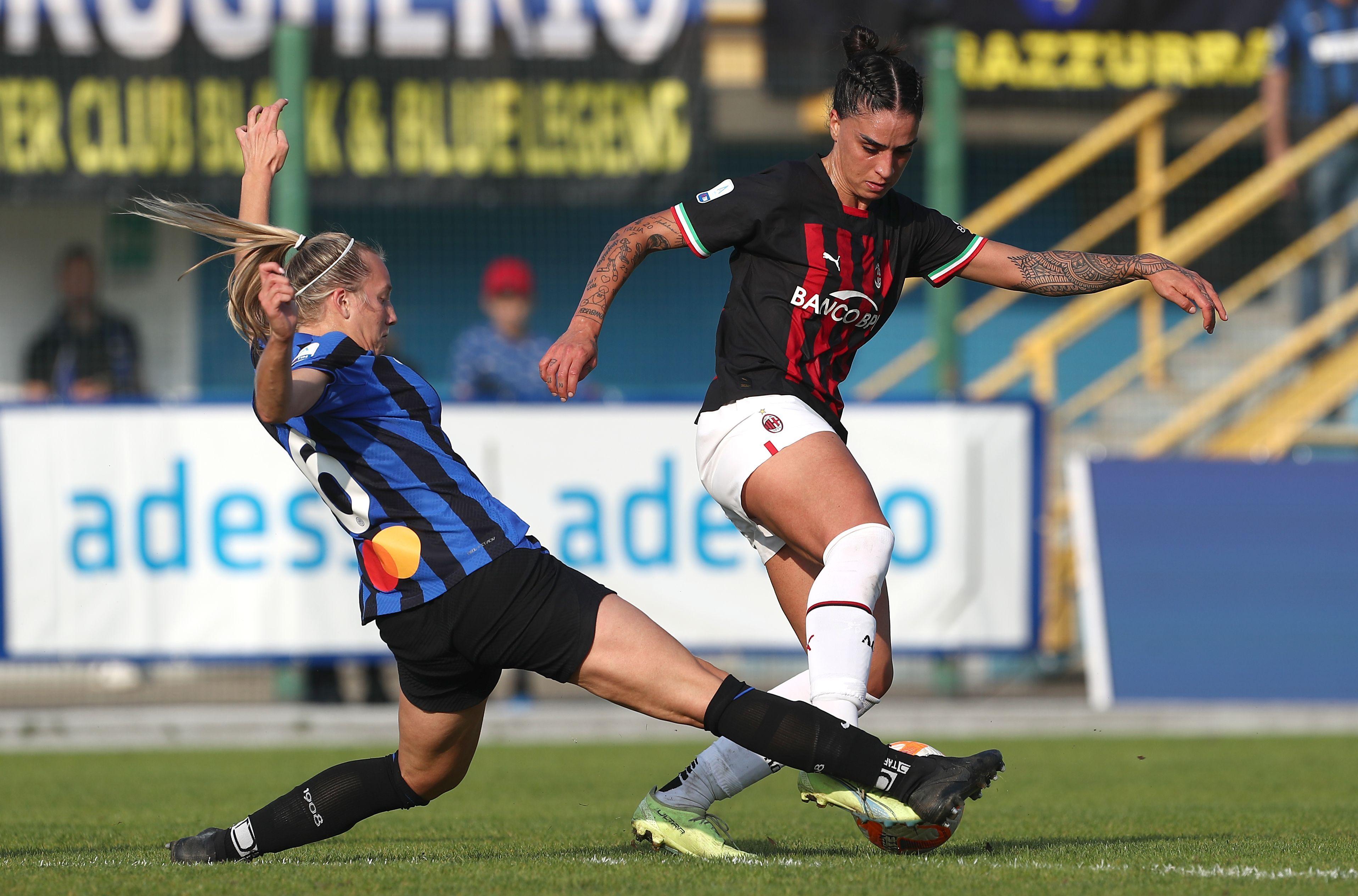 SESTO SAN GIOVANNI, ITALY - OCTOBER 15: Martina Piemonte (R) of AC Milan competes for the ball with Irene Santi (L) of FC Internazionale during the Serie A Timvision match between FC Internazionale Women and AC Milan Women at Stadio Breda on October 15, 2022 in Sesto San Giovanni, Italy. (Photo by Marco Luzzani/Getty Images)