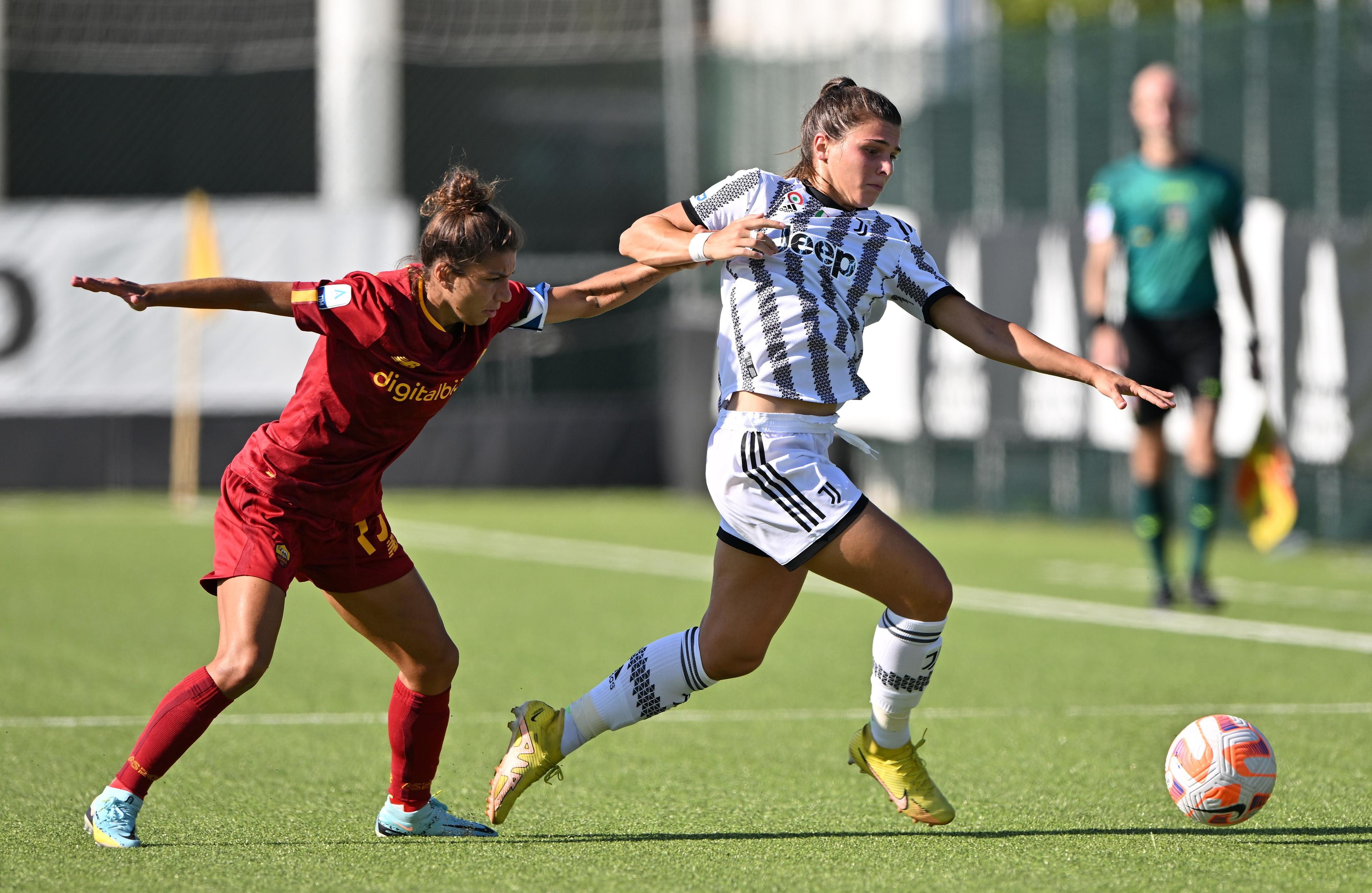VINOVO, ITALY - SEPTEMBER 16: Sofia Cantore of Juventus evades challenge from Elisa Bartoli of AS Roma during the Women Serie A match between Juventus and AS Roma at Juventus Center Vinovo on September 16, 2022 in Vinovo, Italy. (Photo by Chris Ricco/Getty Images)