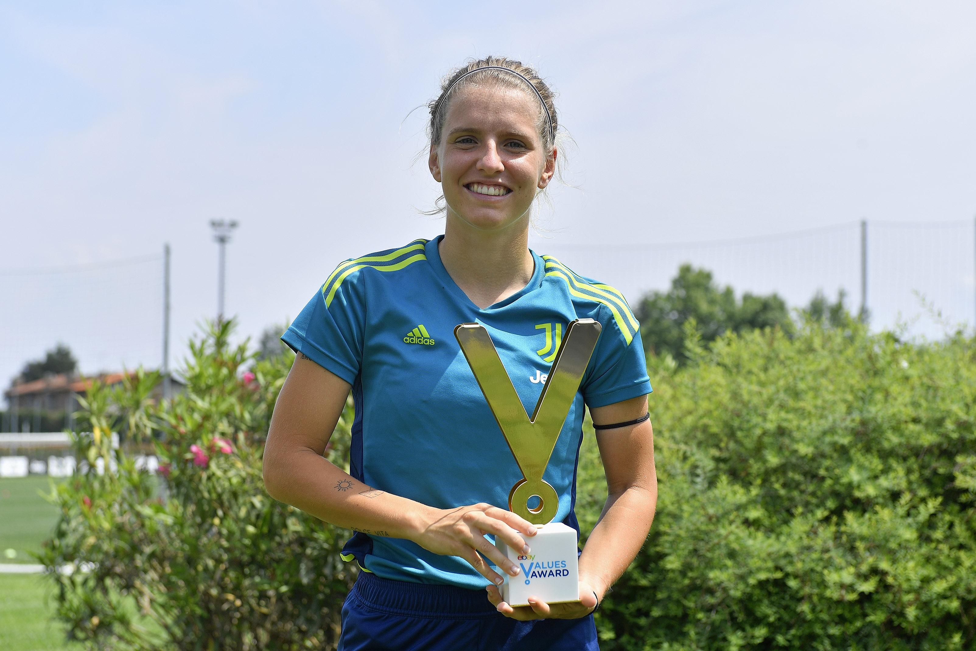 Effetto Pfattner, l’abbraccio che va oltre la rivalità sportiva: la calciatrice della Juve è la decima vincitrice del premio